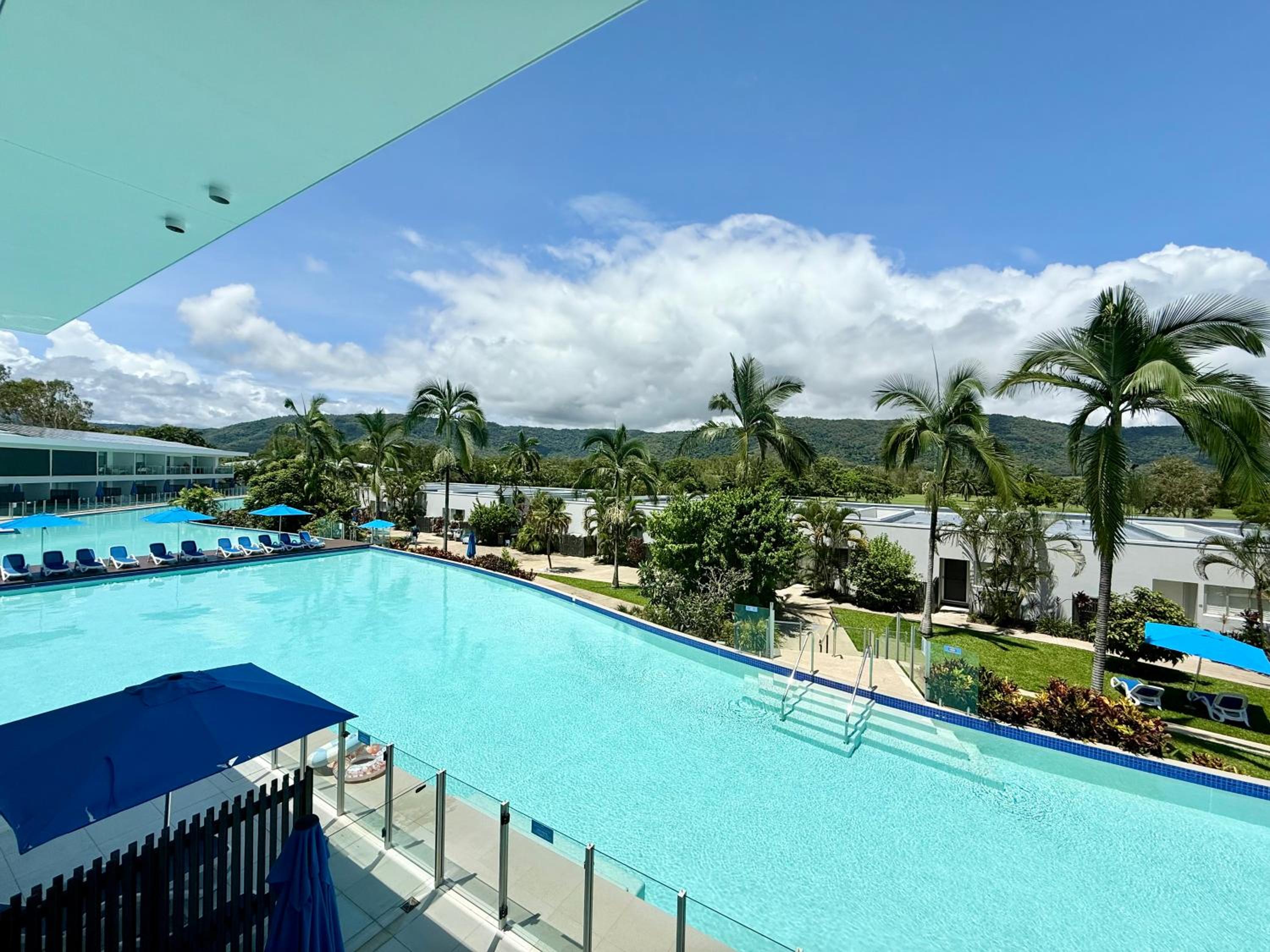 Two-Bedroom Apartment Executive Pool View photo 3