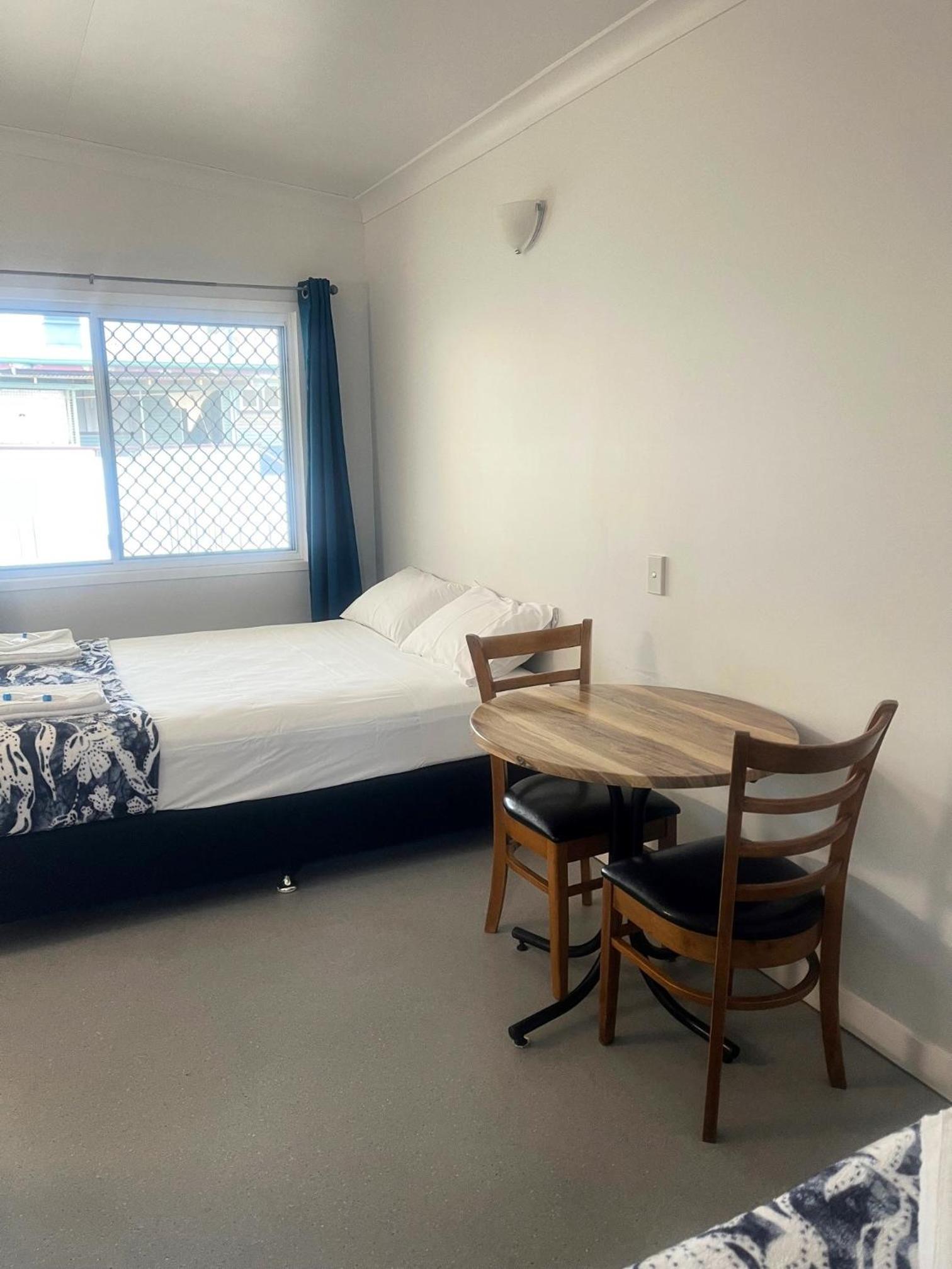 Twin Room with Private Bathroom - Photo 4