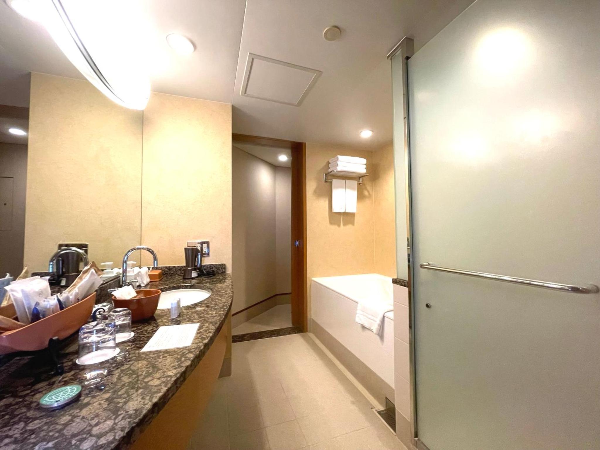 Luxury Harbor King Room with Park View - Non-Smoking - Photo 3