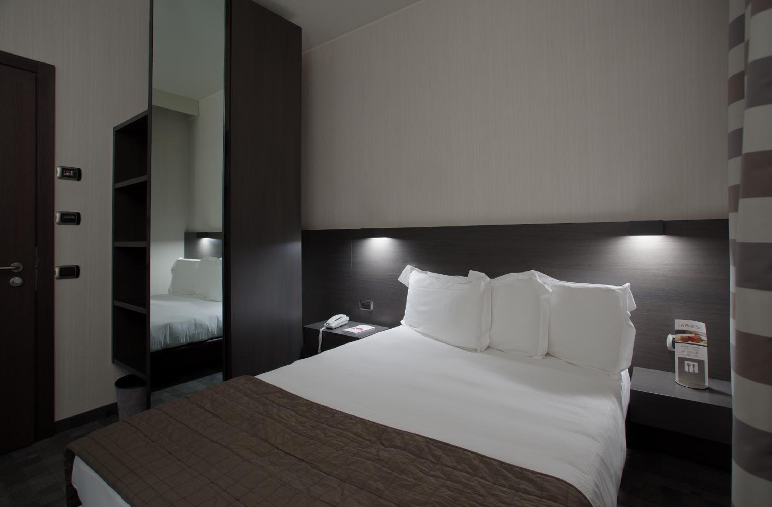 Double Room with French Bed - Photo 2
