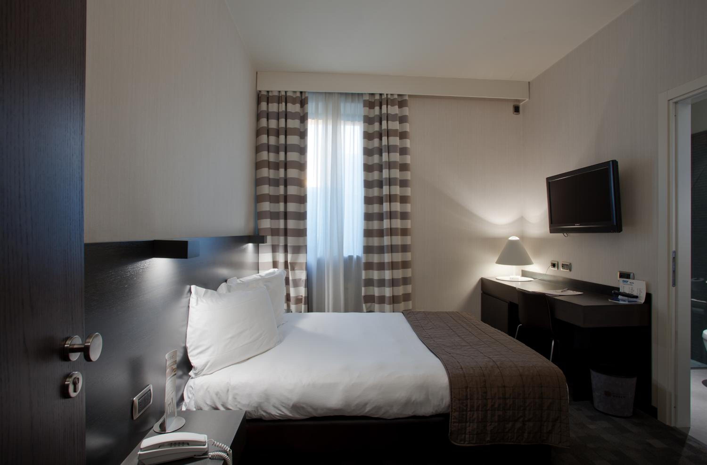 Double Room Single Use with French Bed - Photo 2