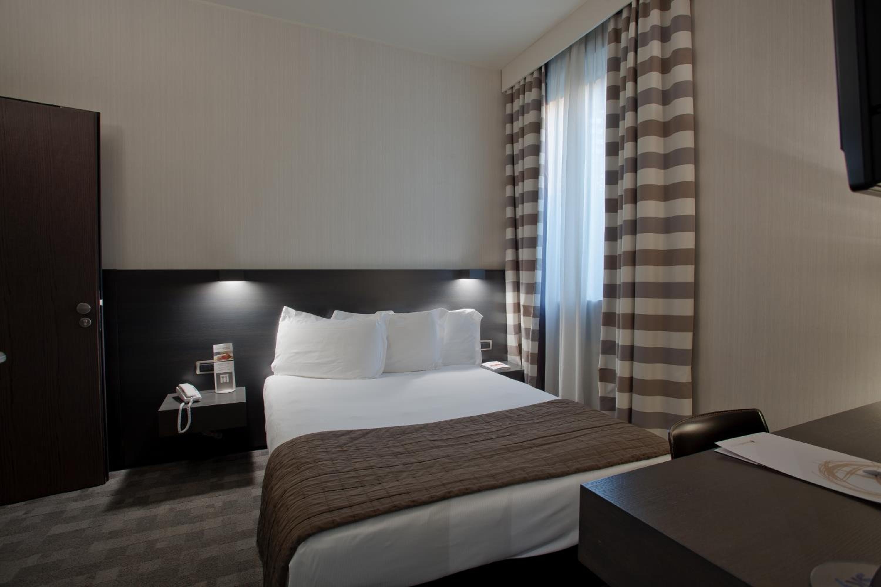 Double Room with French Bed - Photo 4