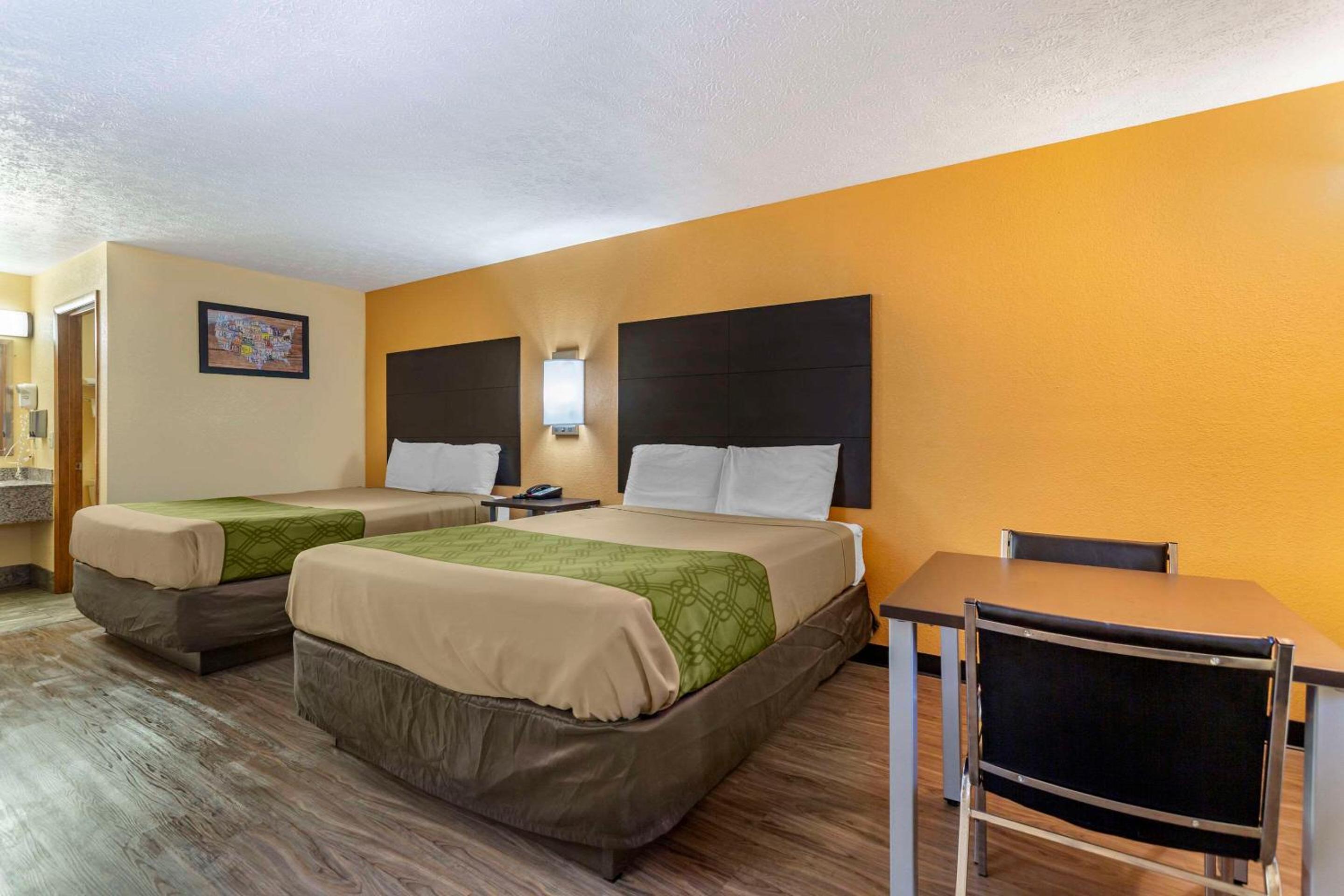 Queen Room with Two Queen Beds - Non-Smoking - Photo 1