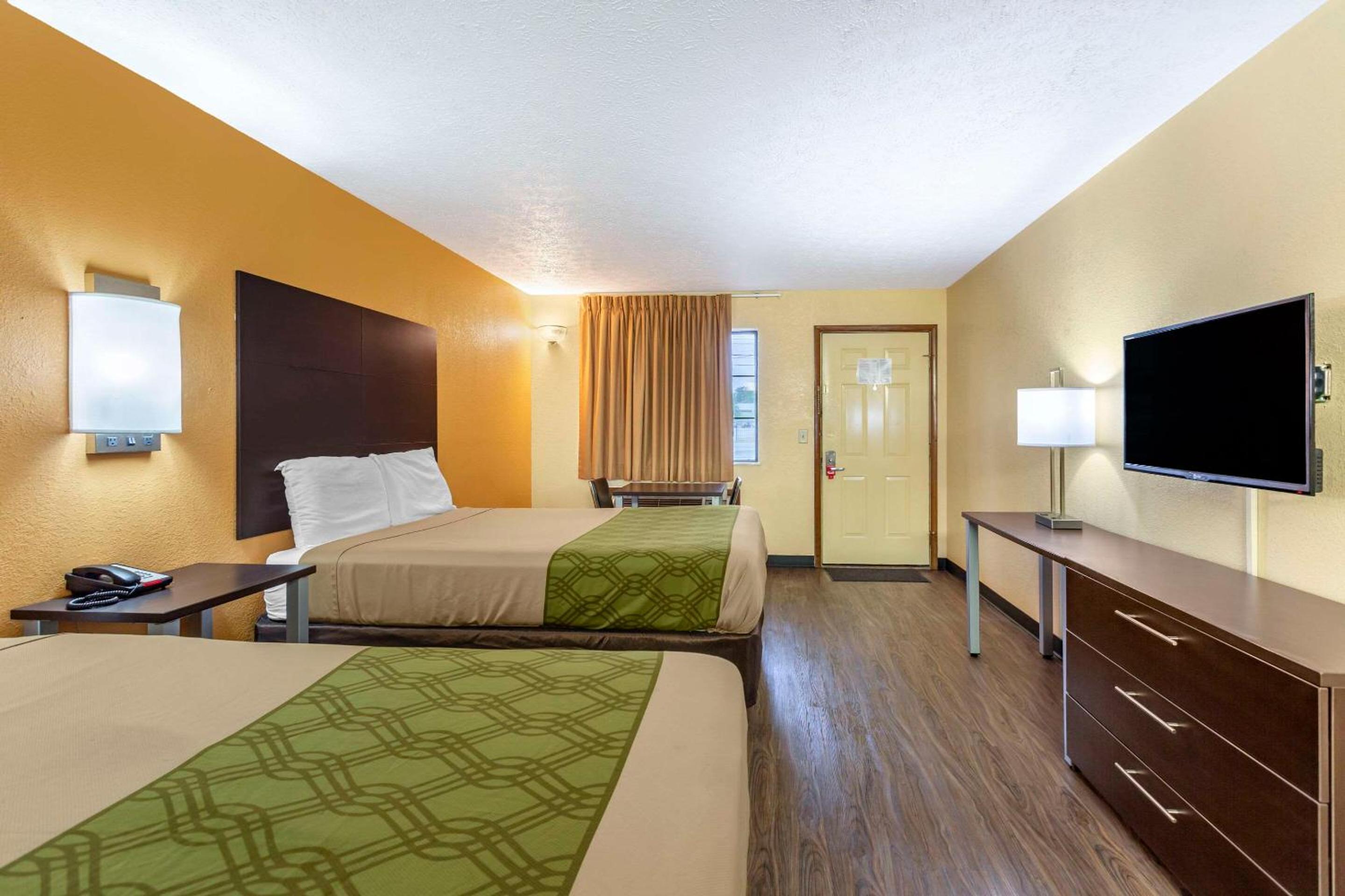 Queen Room with Two Queen Beds - Non-Smoking - Photo 3