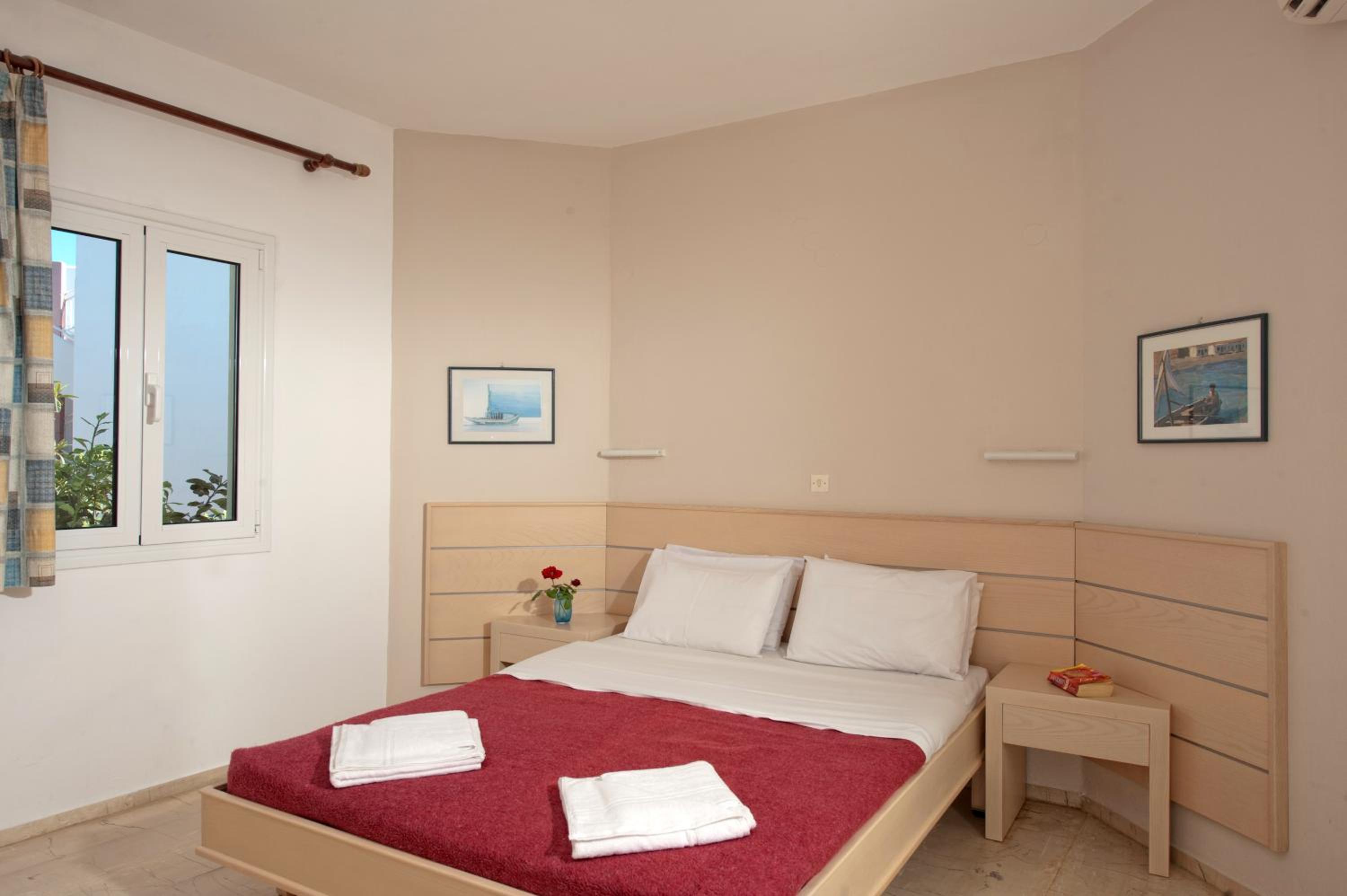 One-Bedroom Apartment - Photo 2