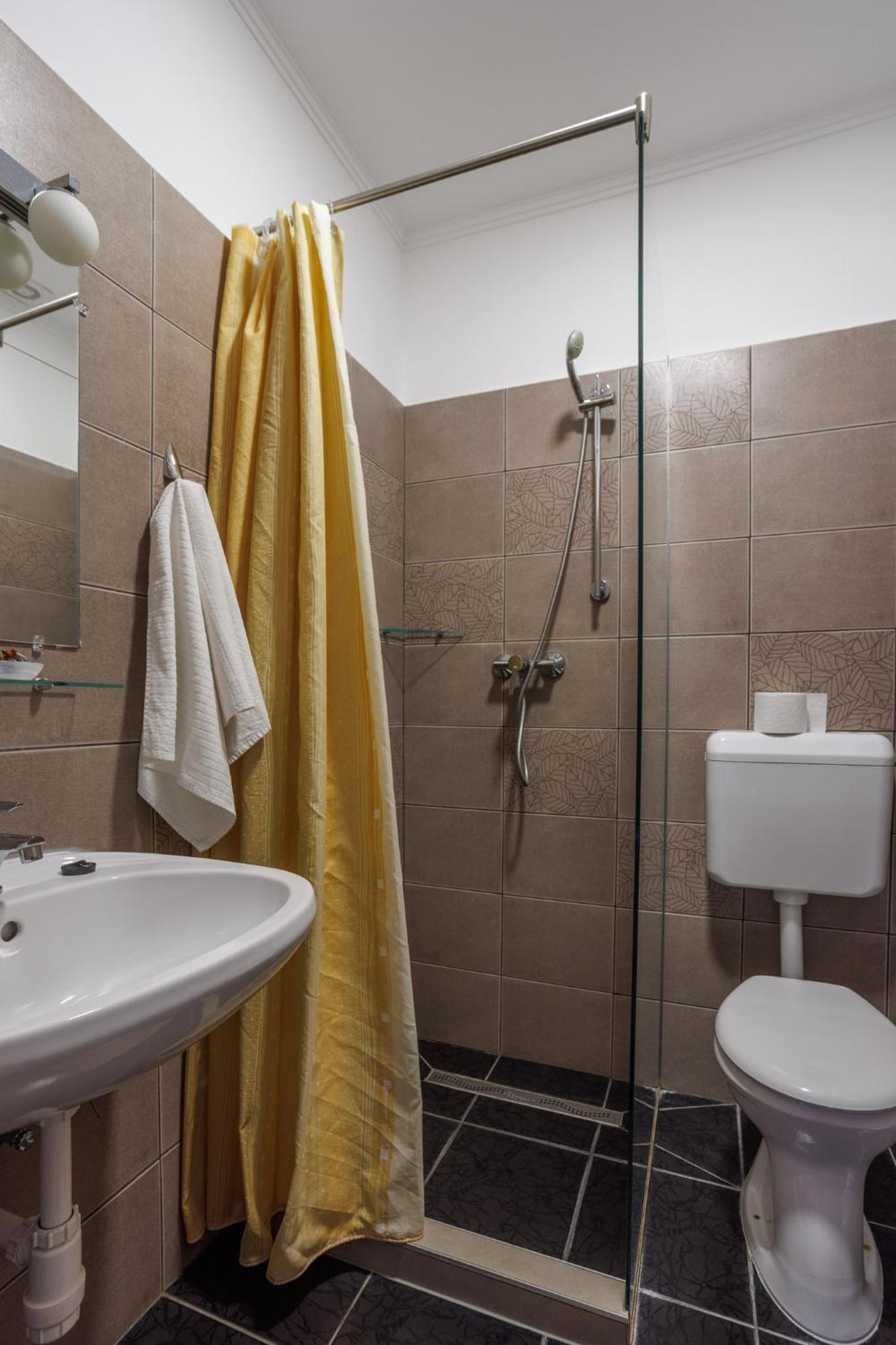 Standard Queen Room - Photo 4