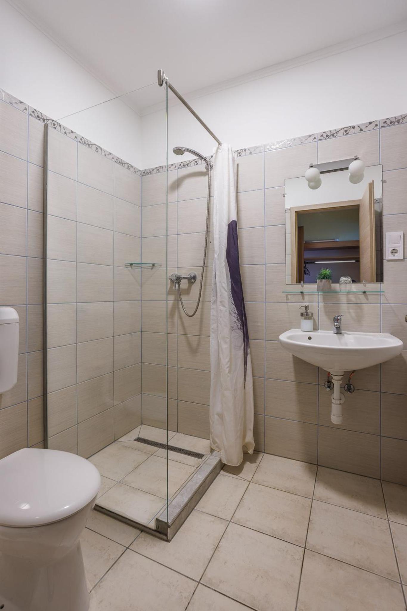 Standard Queen Room - Photo 6