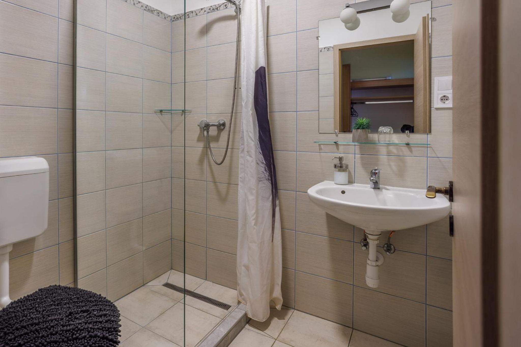 Standard Queen Room - Photo 5