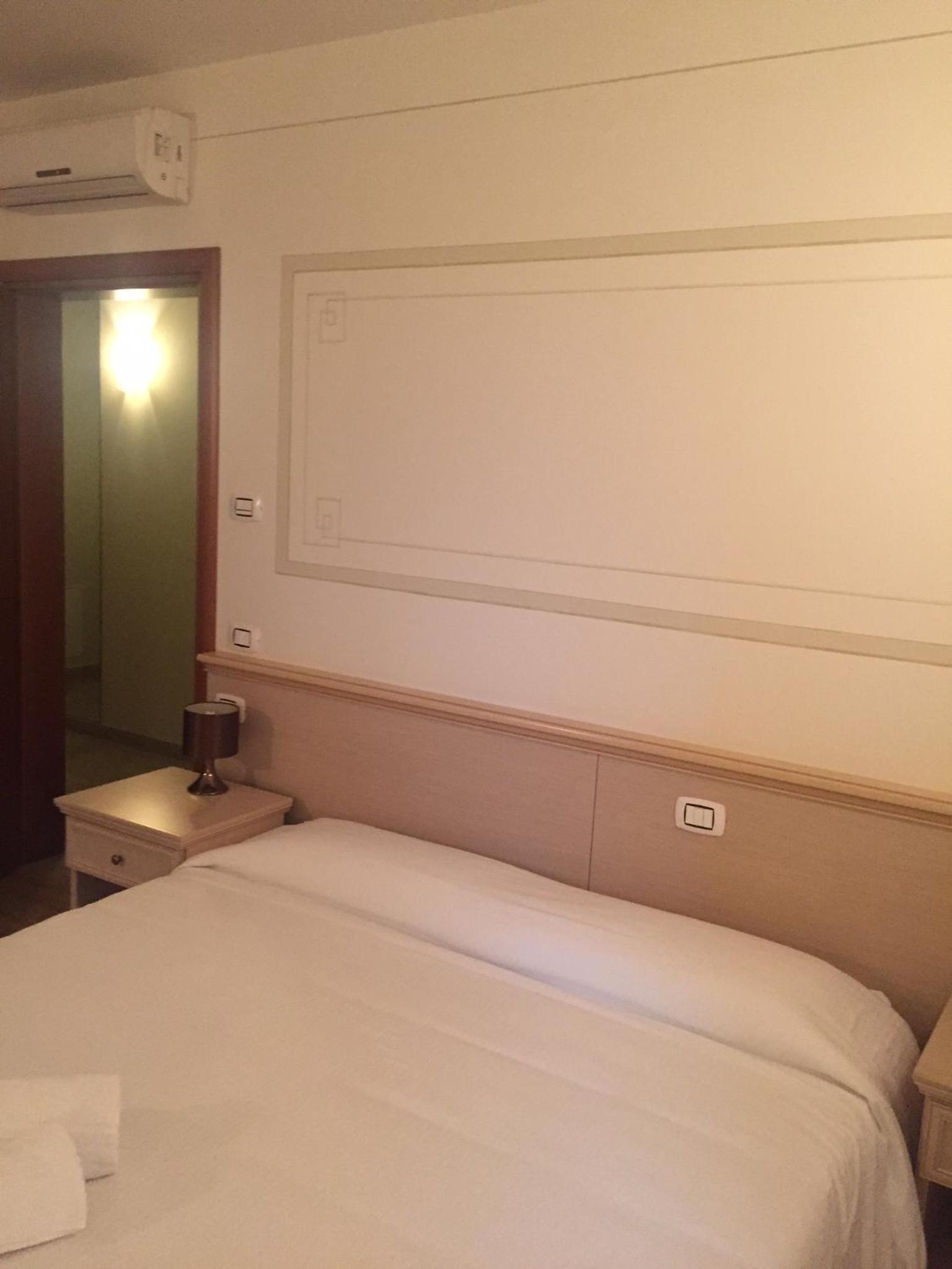 Double or Twin Room - Photo 5