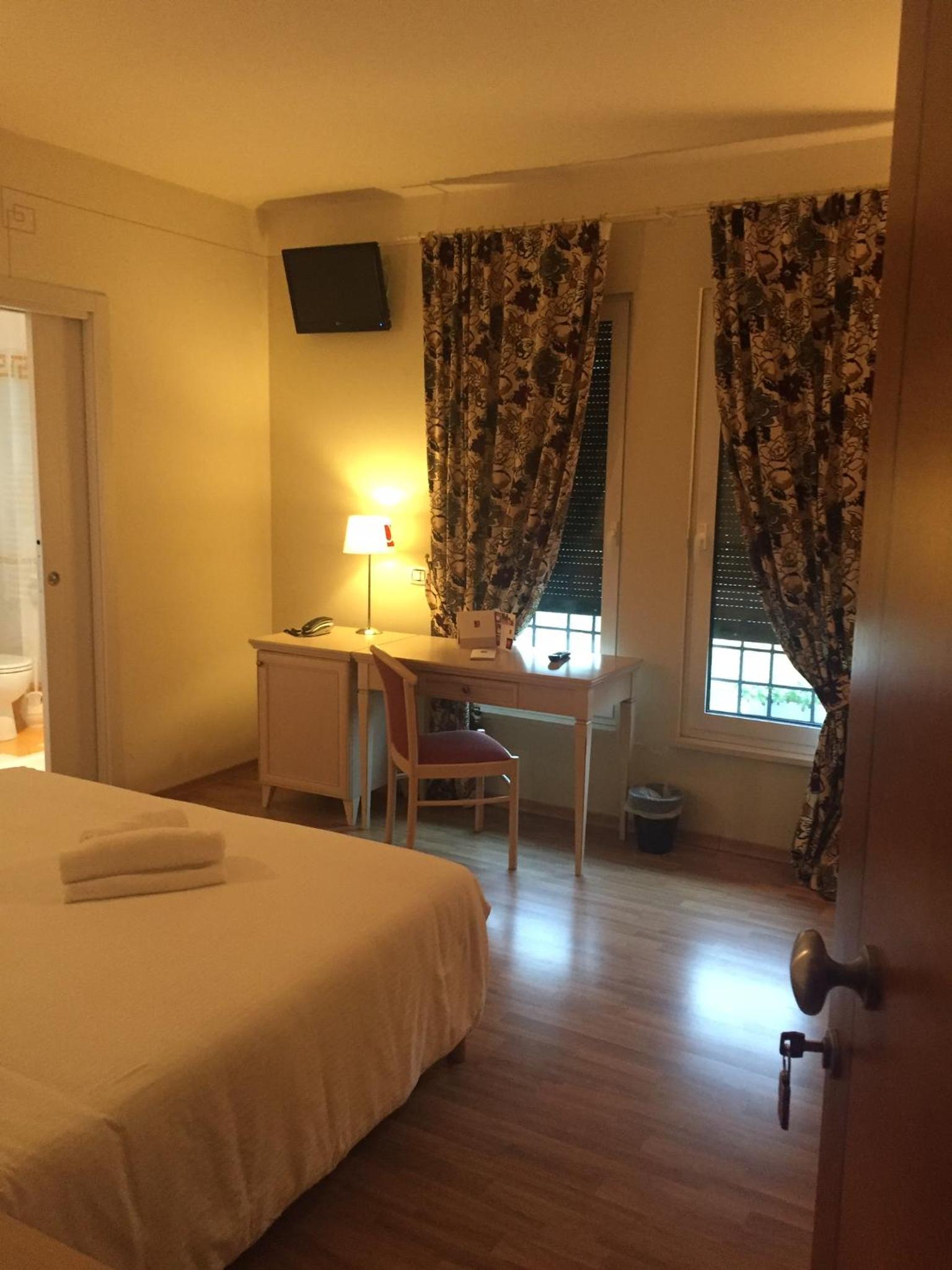 Double or Twin Room - Photo 4