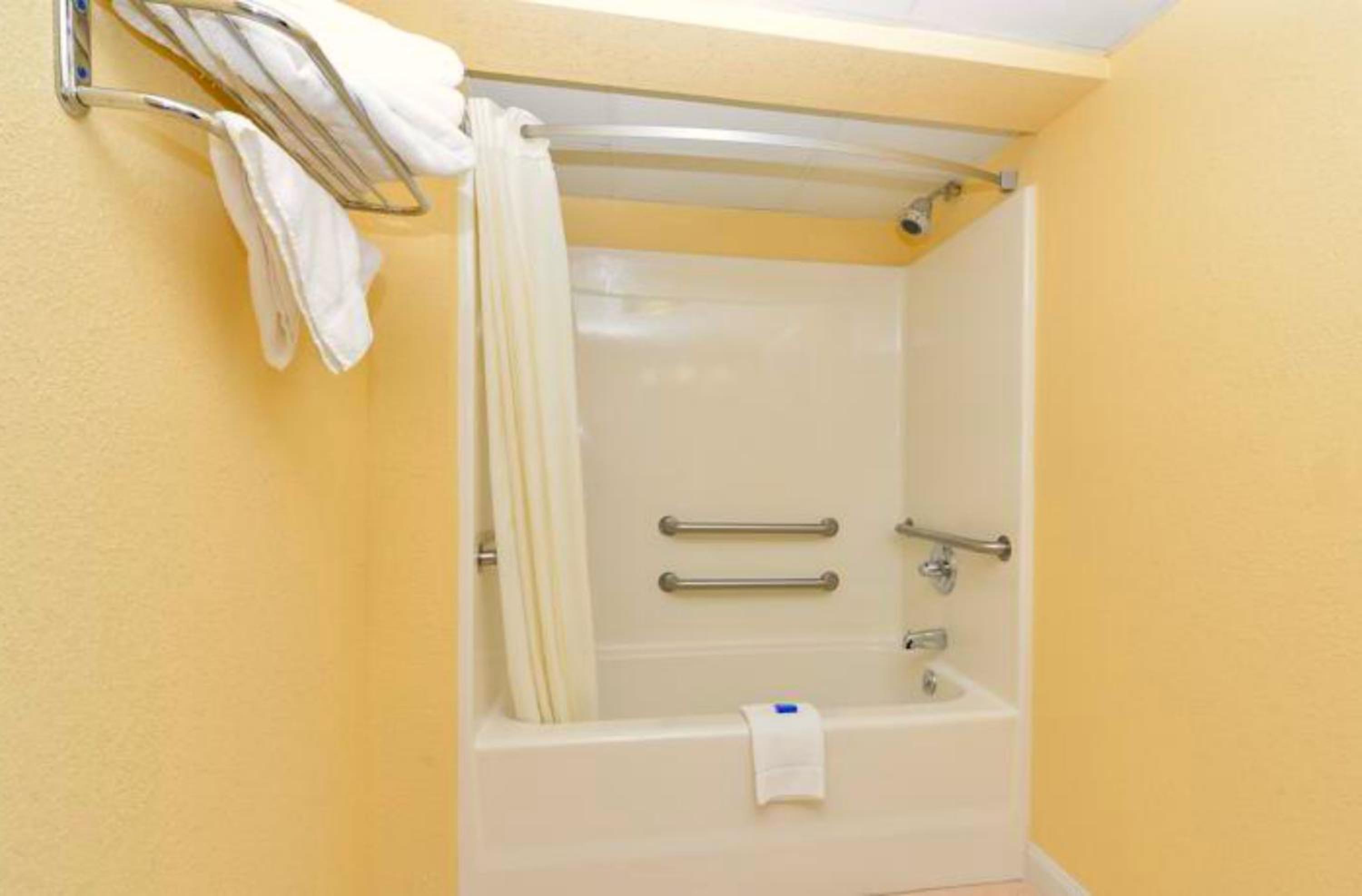 Deluxe Queen Room - Disability Access/Non-Smoking - Photo 6