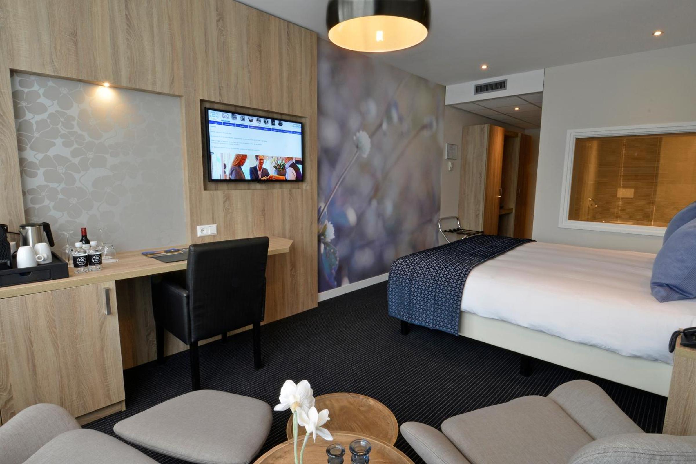 Suite with Hot Tub - Photo 2