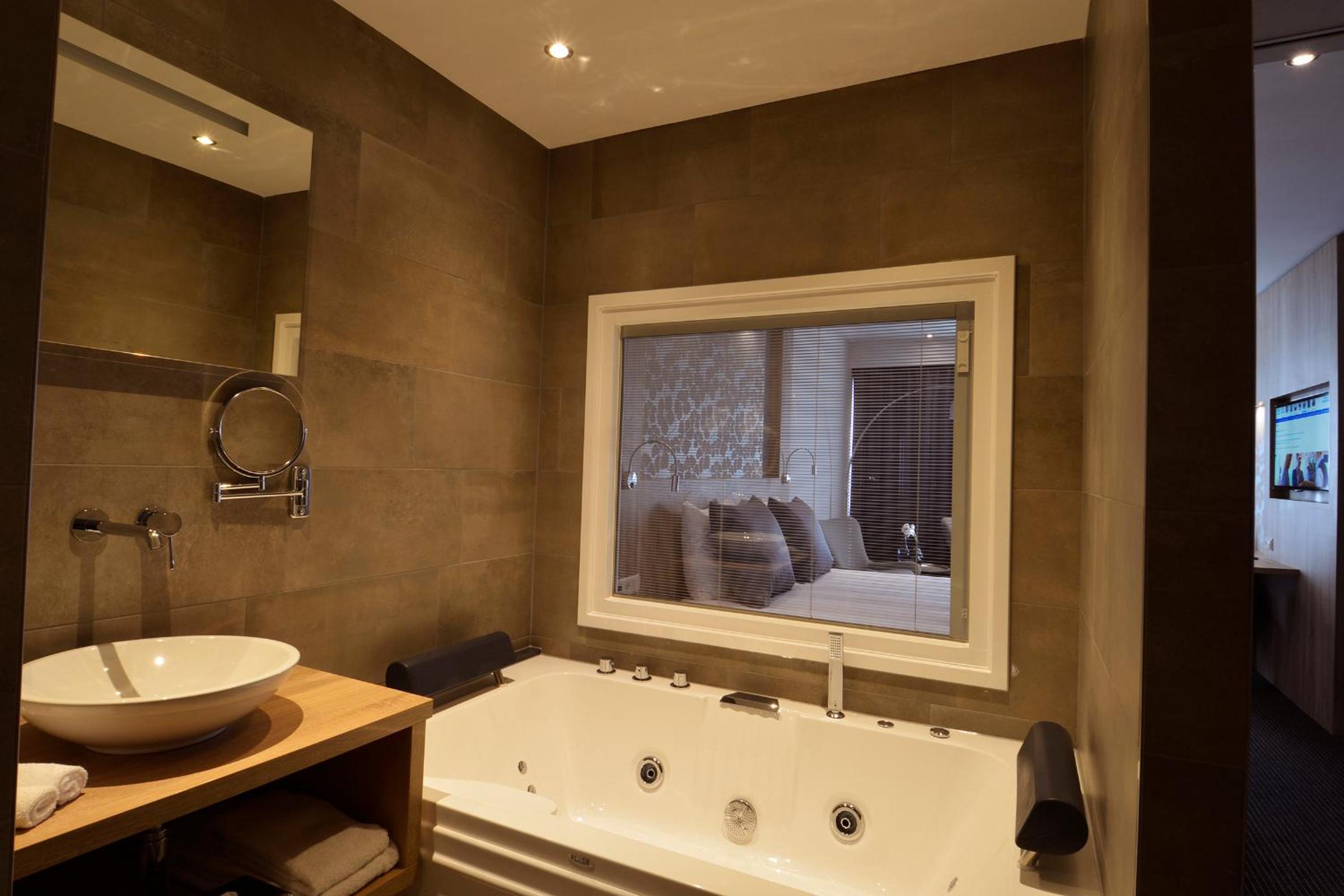 Suite with Hot Tub - Photo 3
