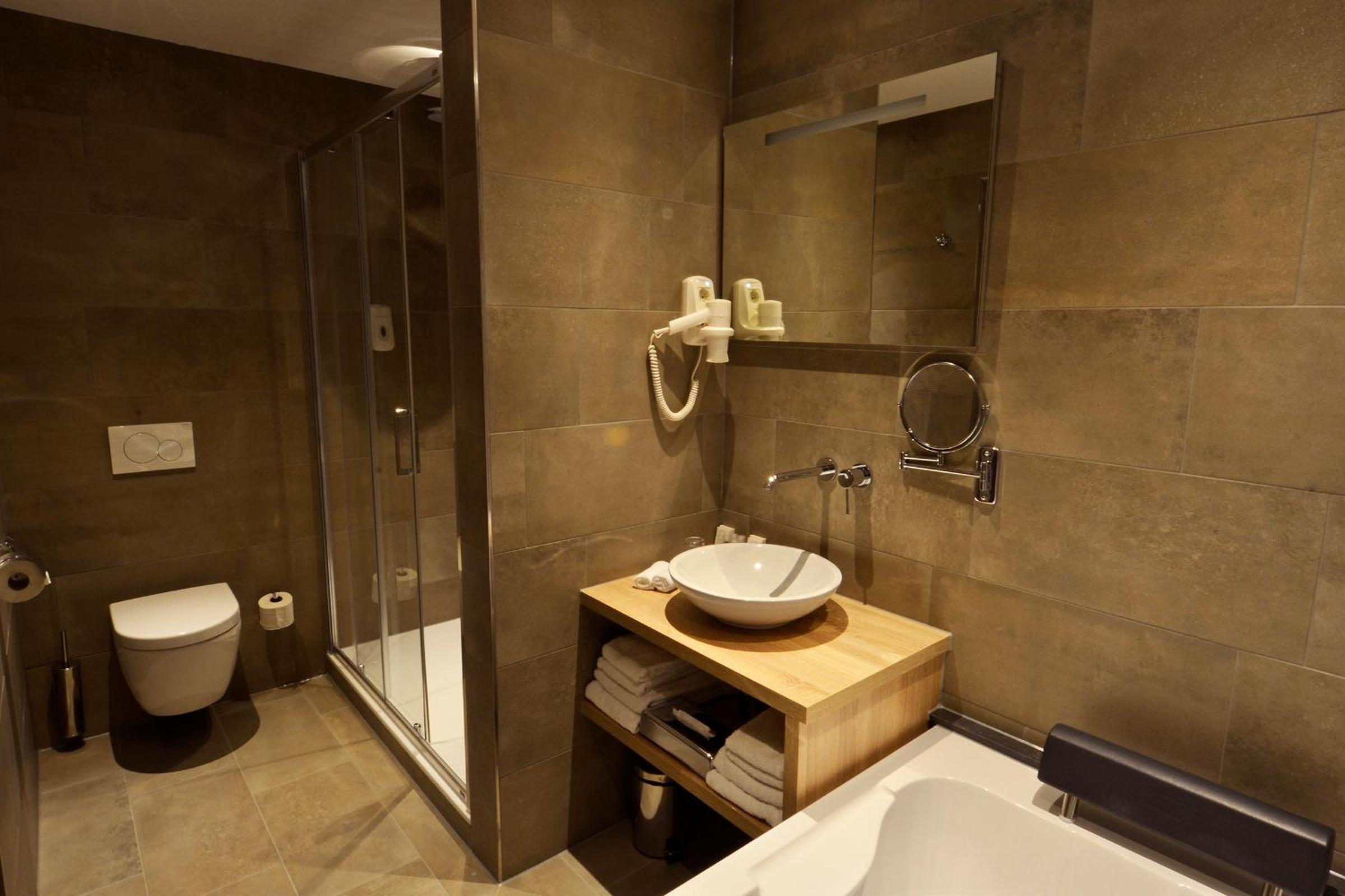 Suite with Hot Tub - Photo 4