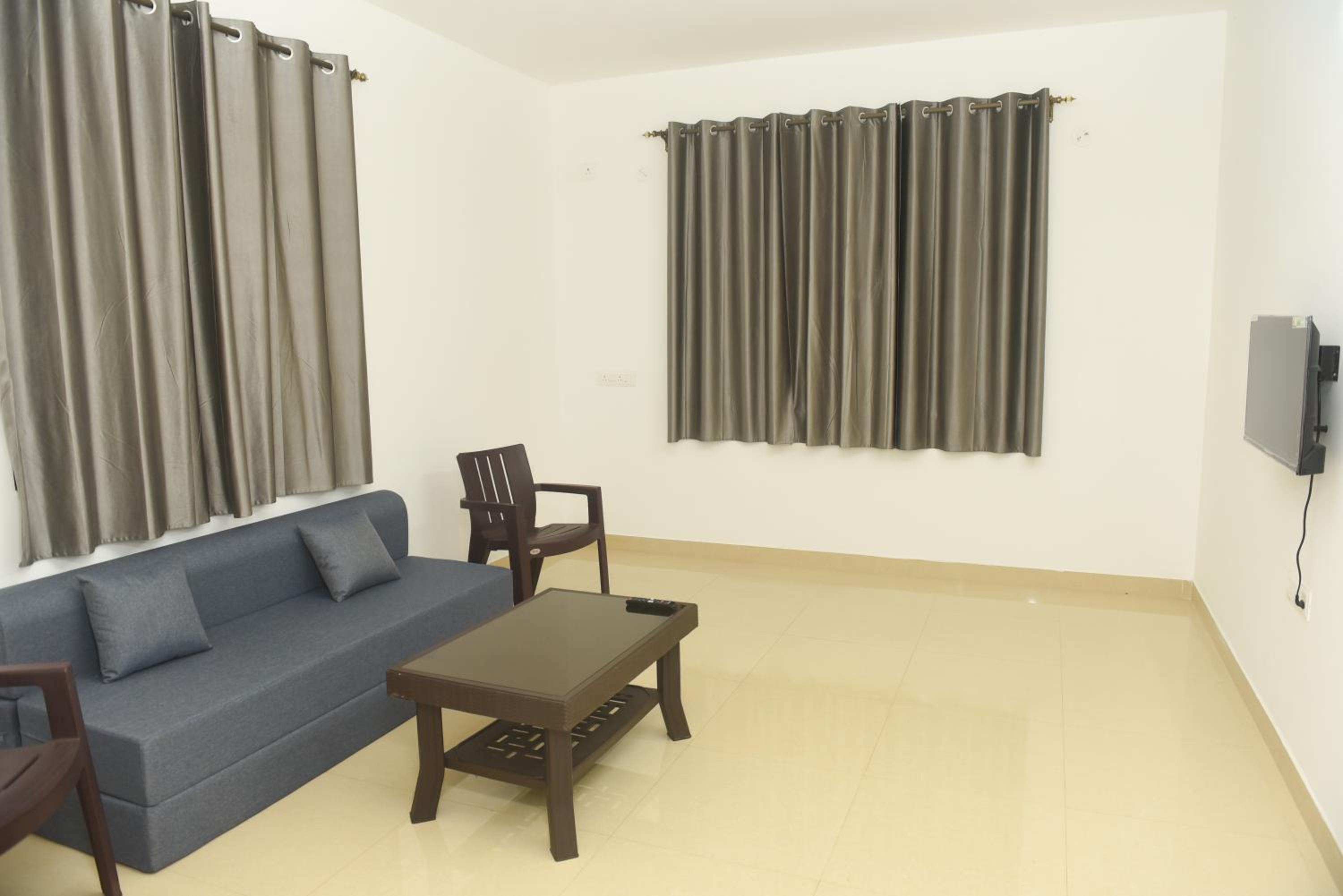 One-Bedroom Apartment with Balcony and Water View photo 2