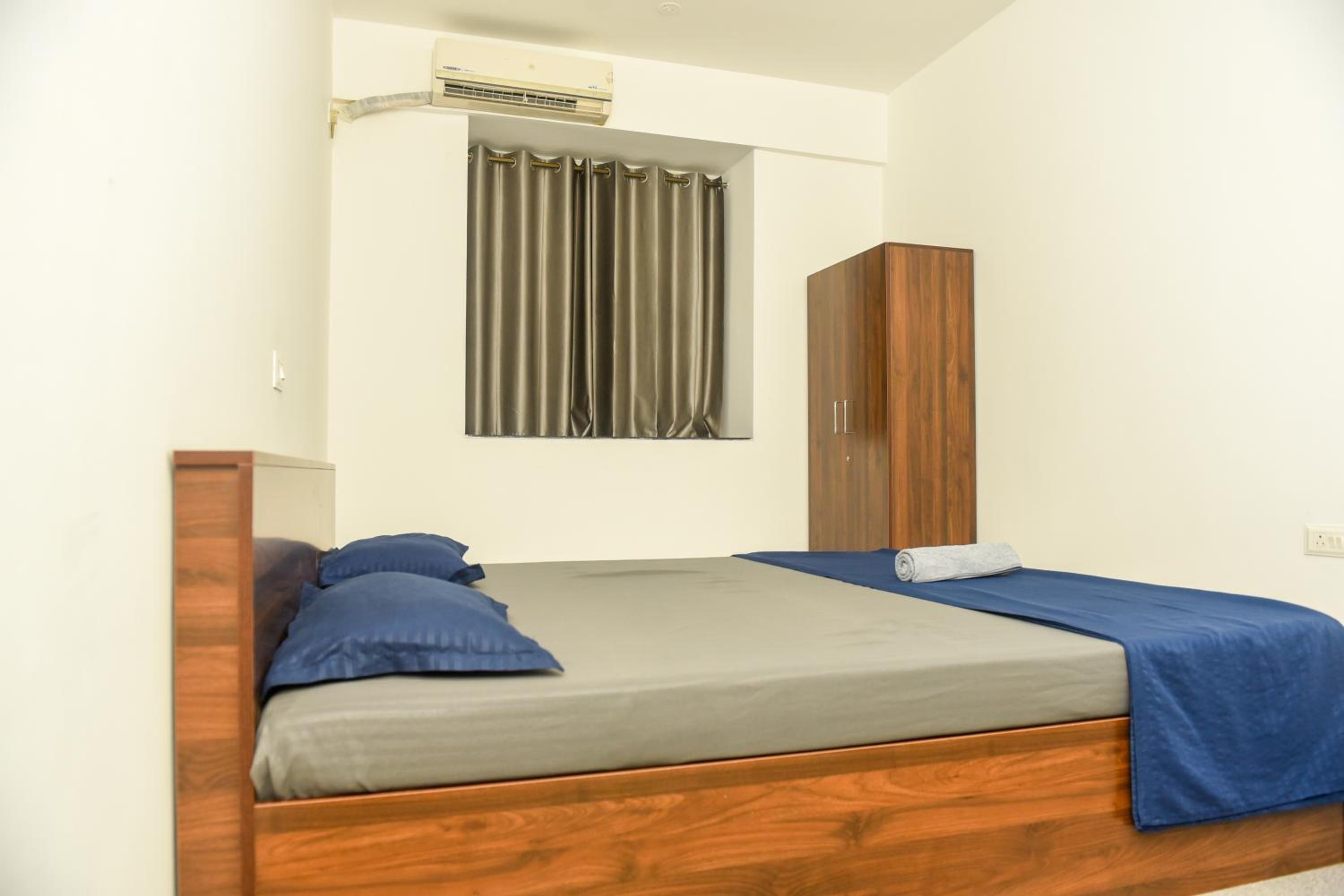 One-Bedroom Apartment with Balcony and Water View photo 1