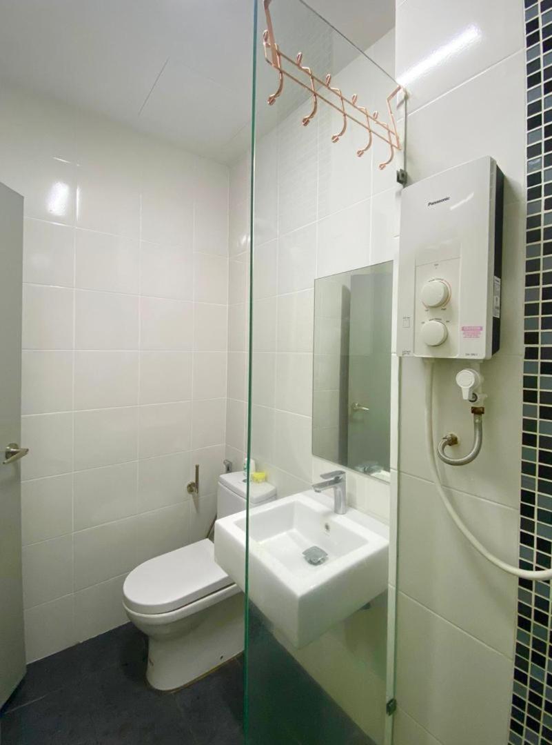 Queen Suite with Pool View