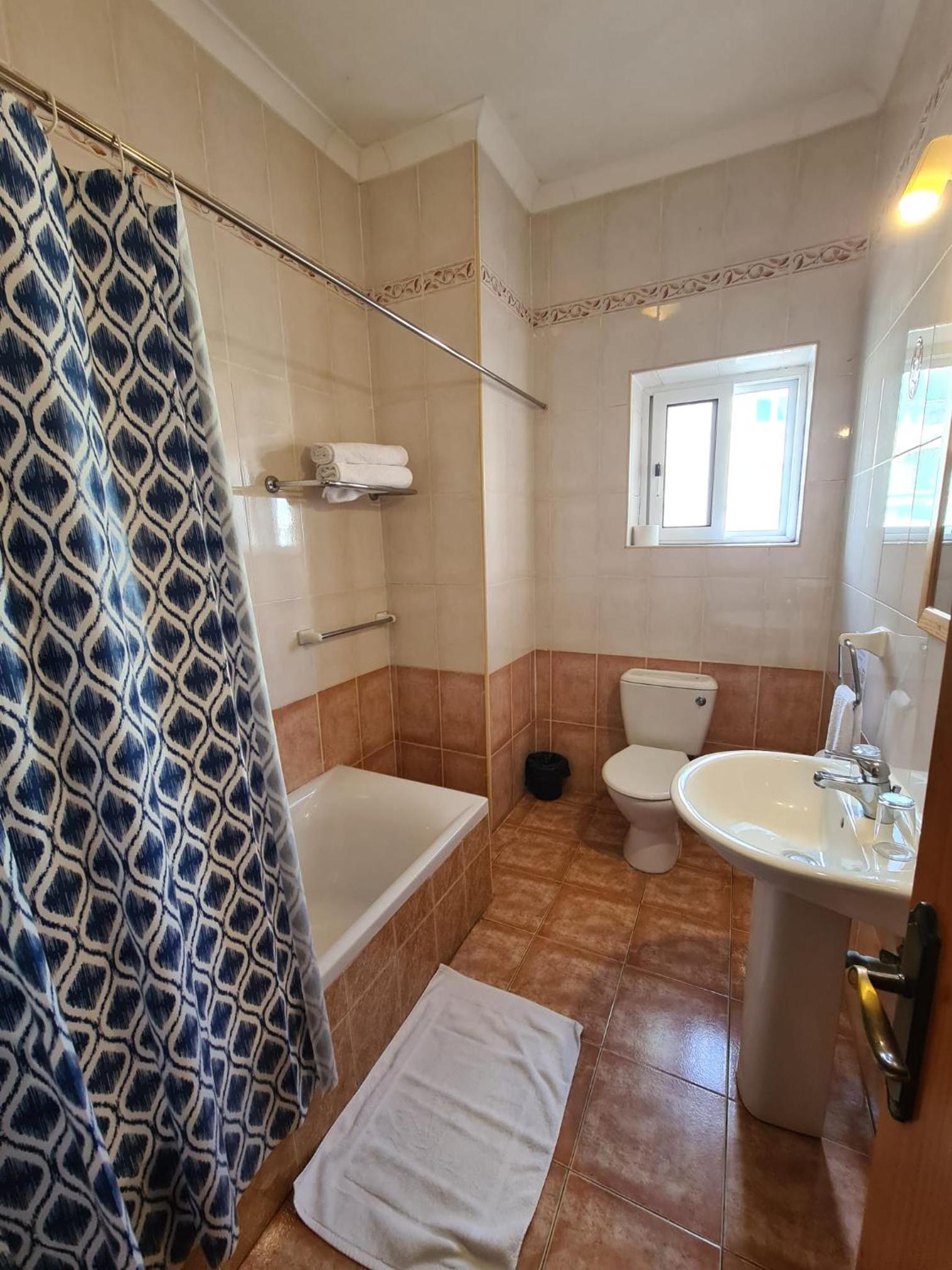 Double or Twin Room with Sea View - Photo 4