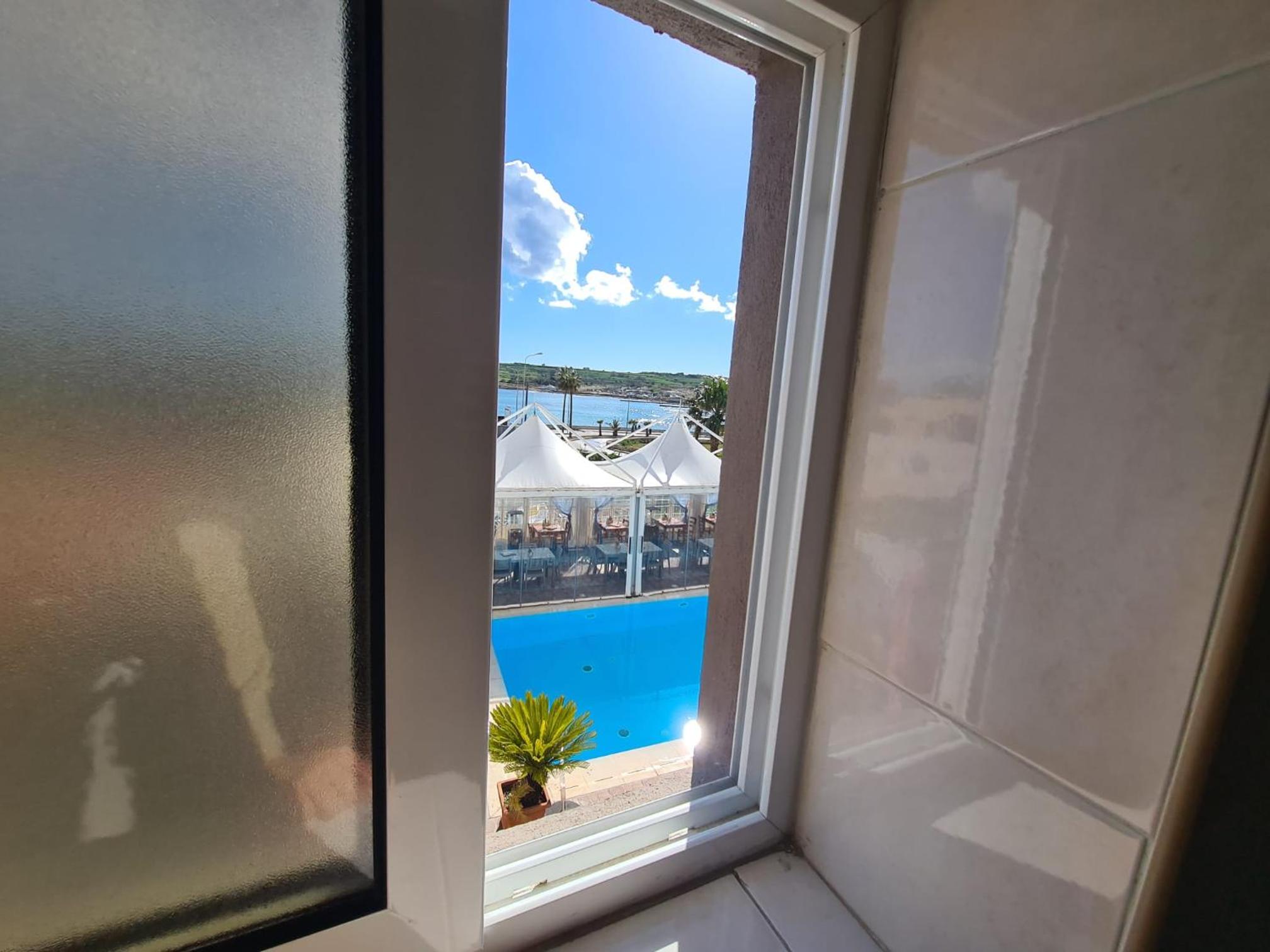 Double or Twin Room with Sea View - Photo 16