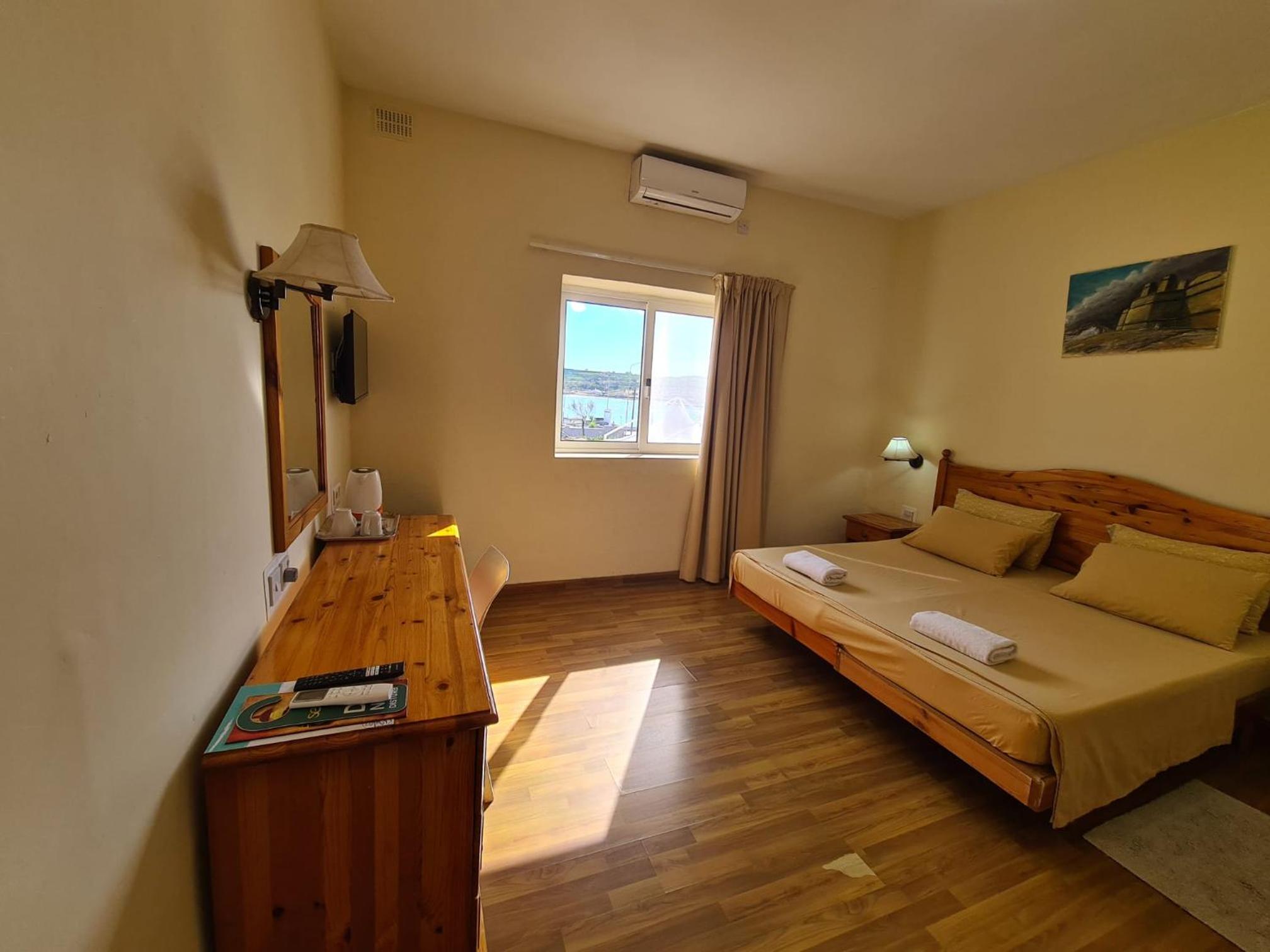 Double or Twin Room with Sea View - Photo 17