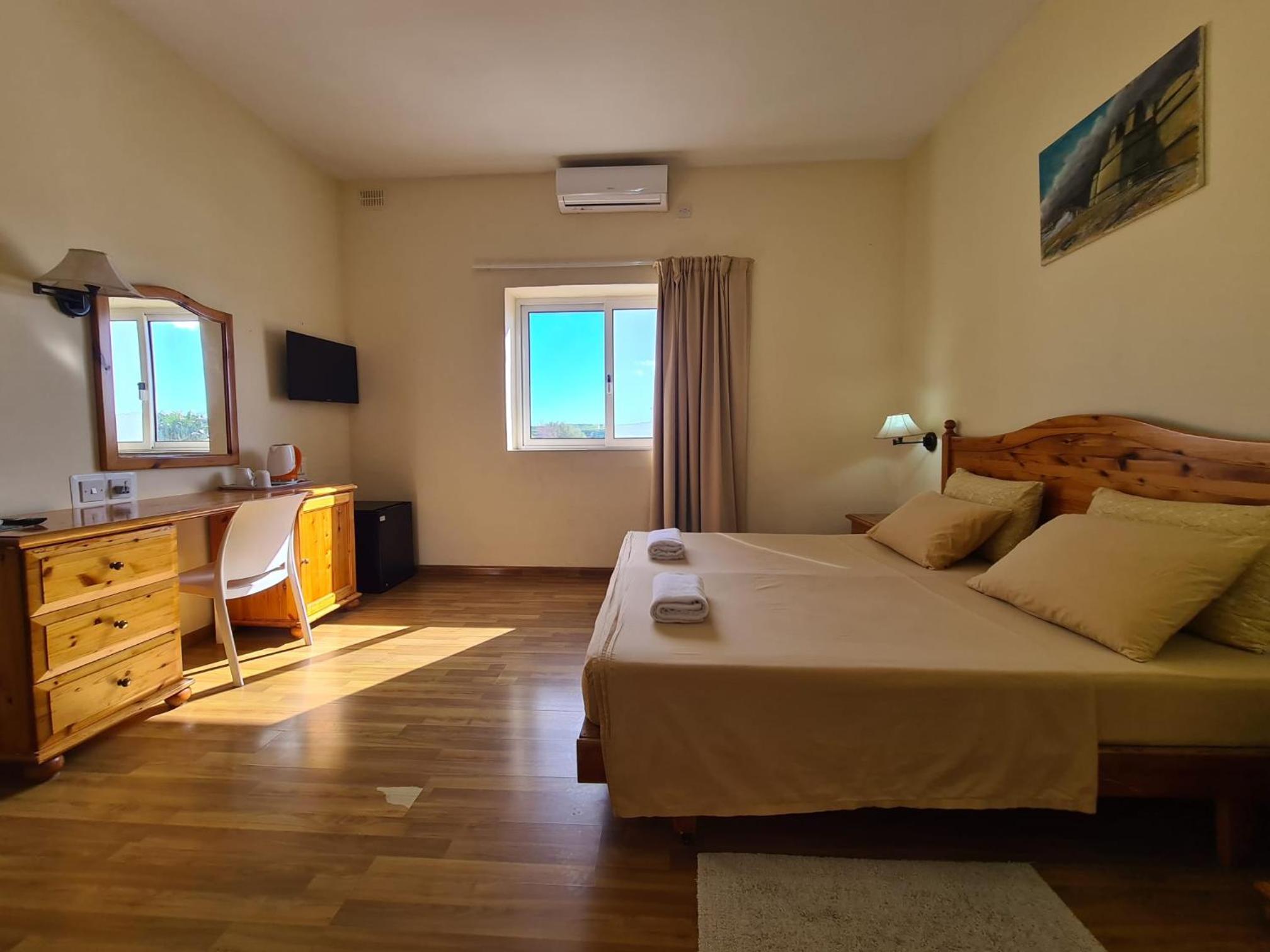 Double or Twin Room with Sea View - Photo 13