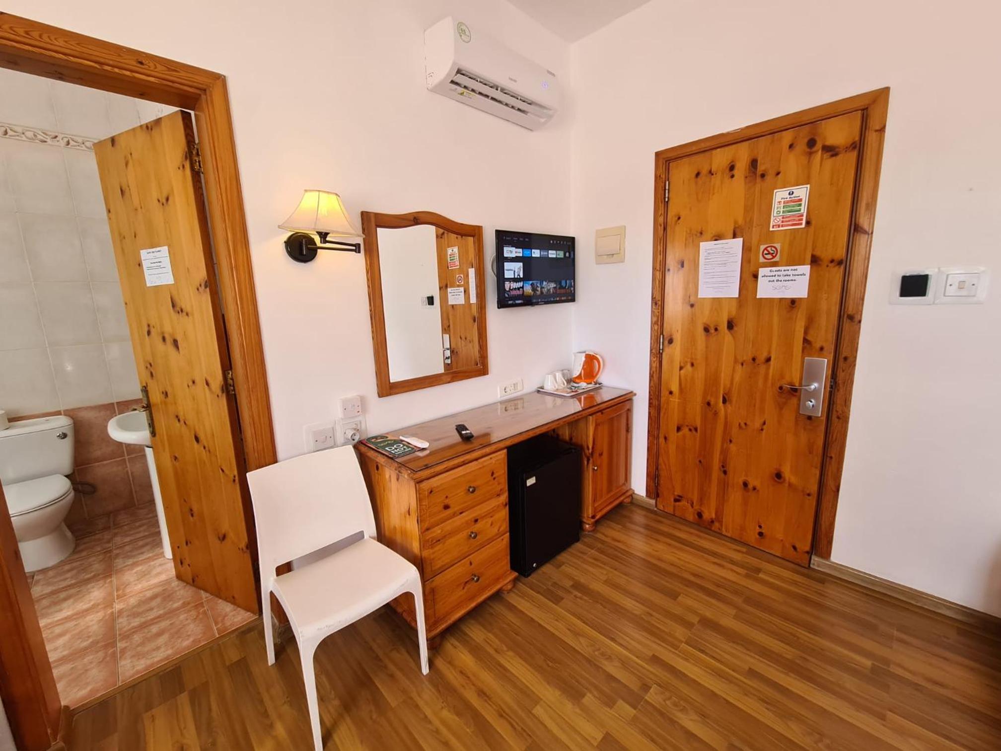 Double or Twin Room with Sea View - Photo 15