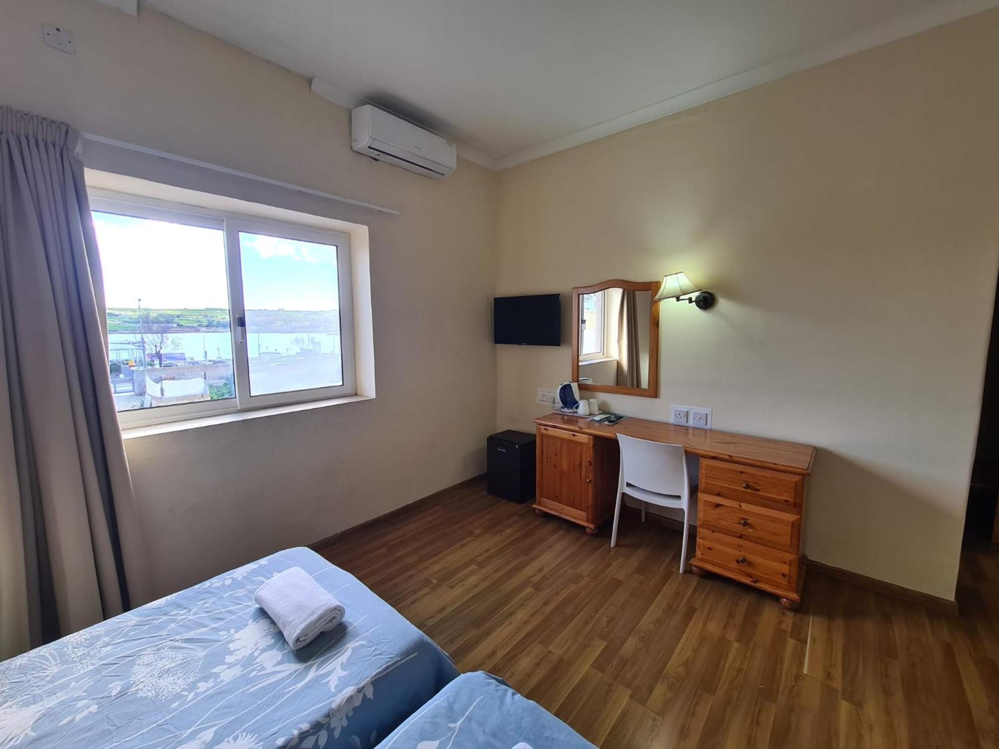 Double or Twin Room with Sea View - Photo 7