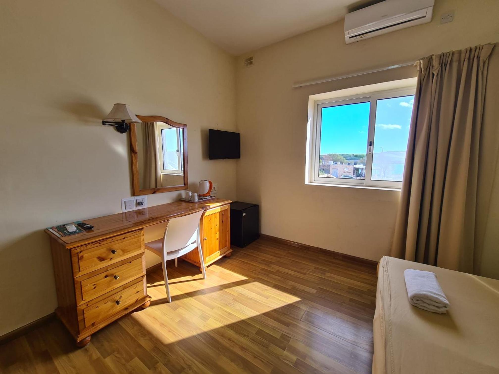 Double or Twin Room with Sea View - Photo 12