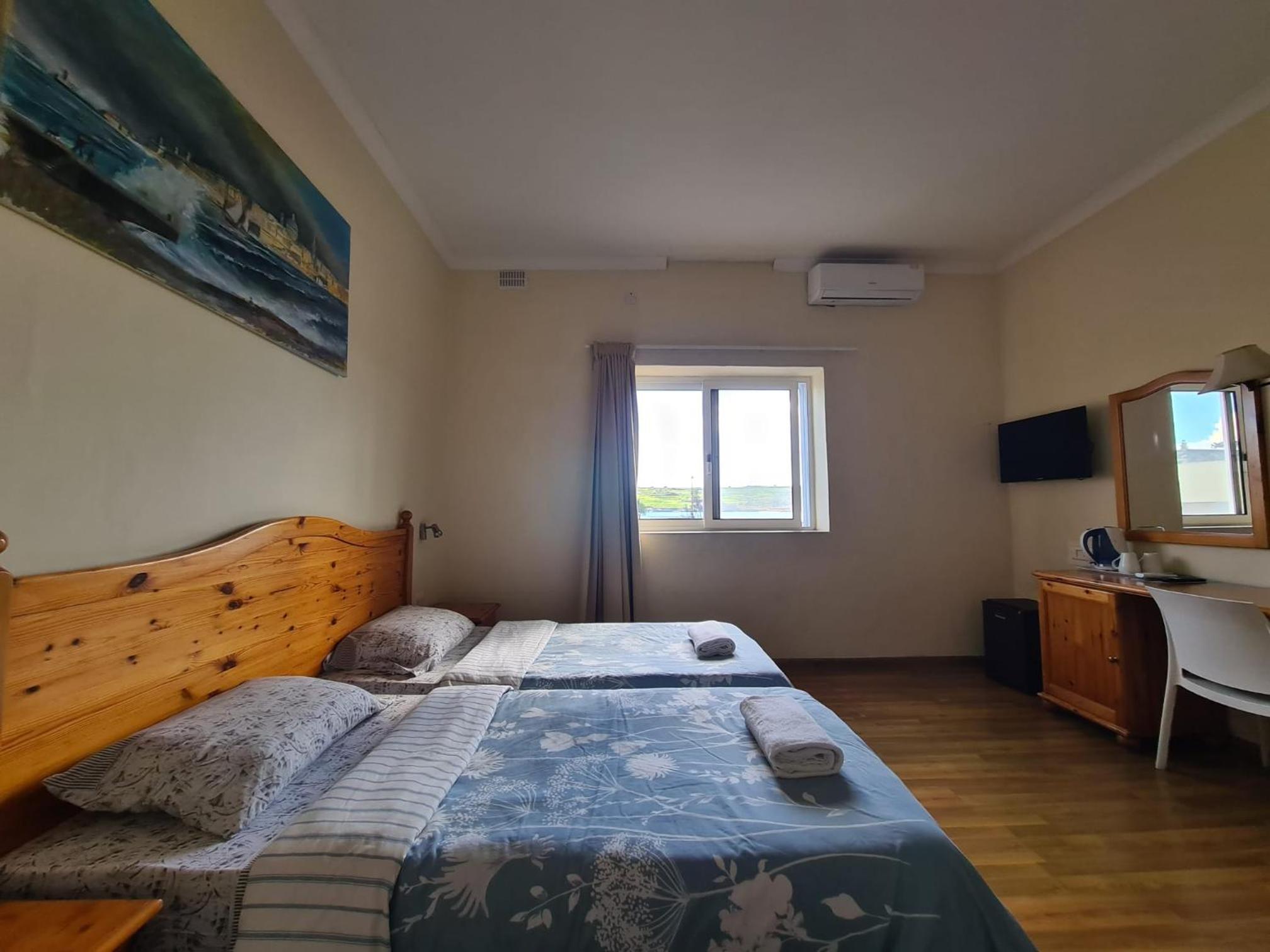 Double or Twin Room with Sea View - Photo 11