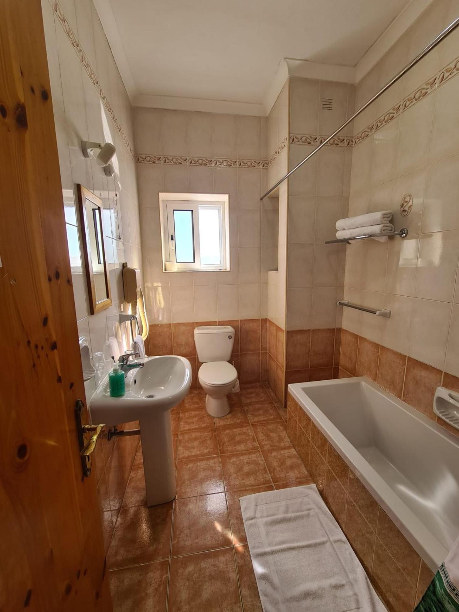 Double or Twin Room with Sea View - Photo 9