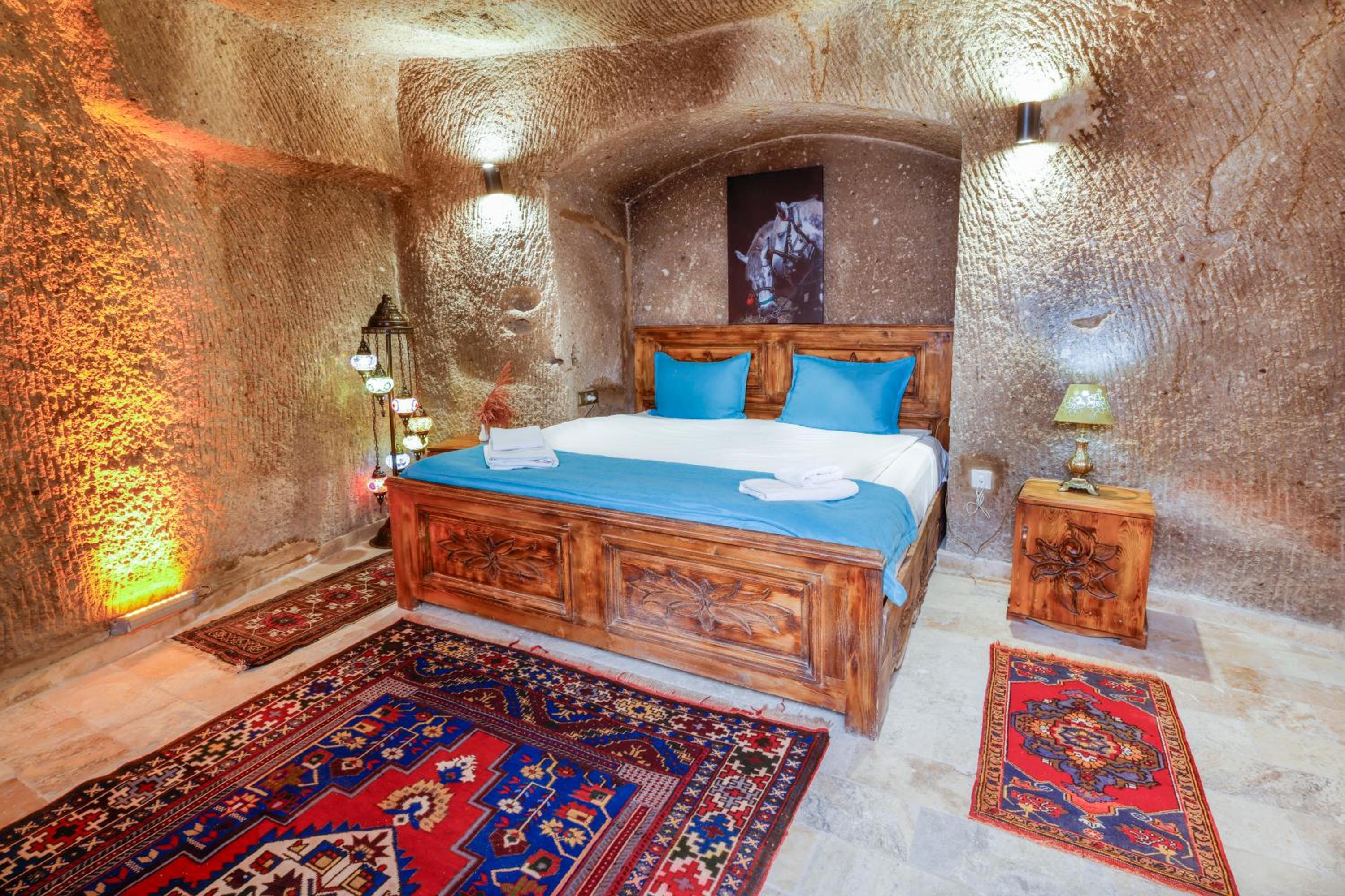 Deluxe Double Room with Bath - Photo 3
