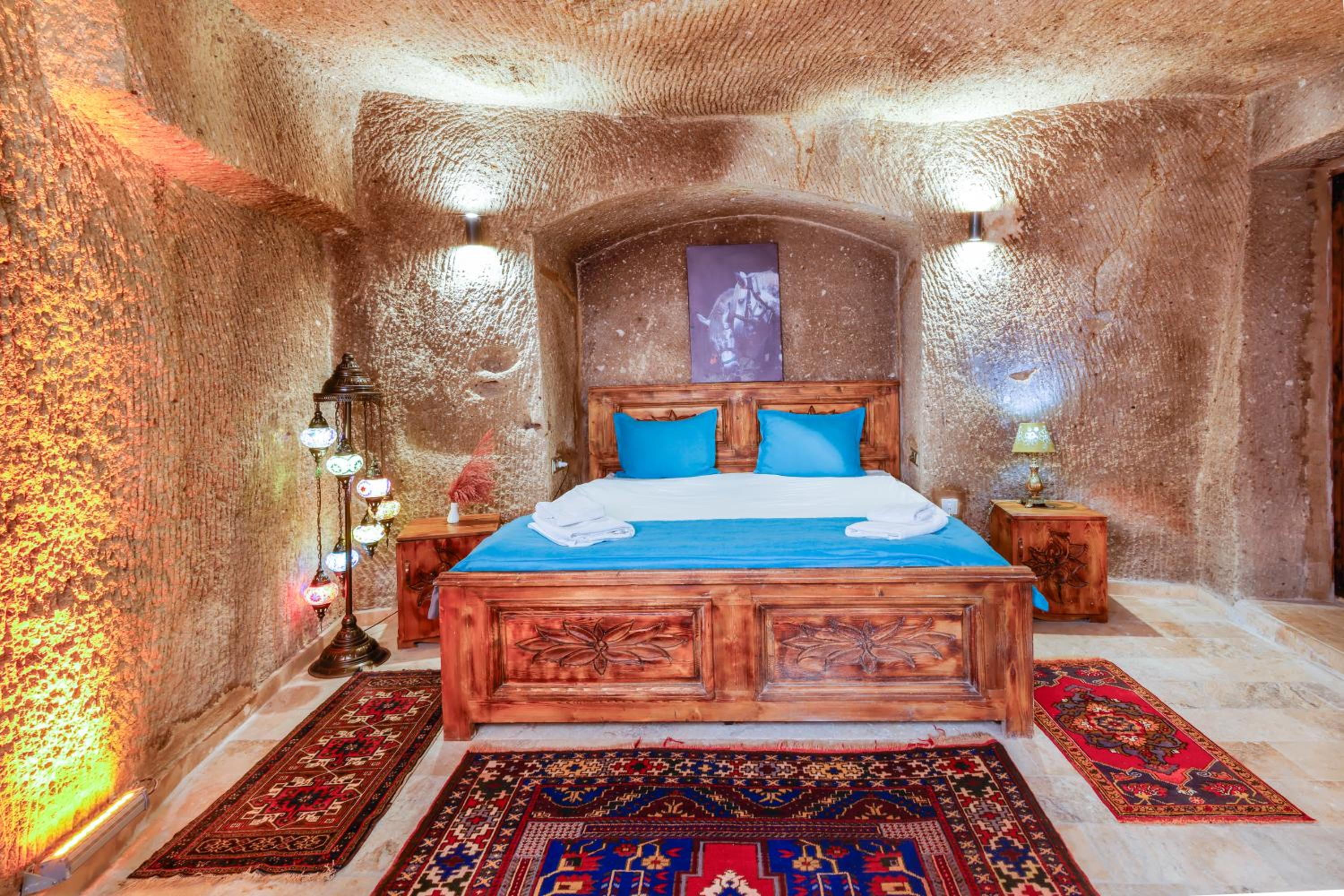 Deluxe Double Room with Bath - Photo 6