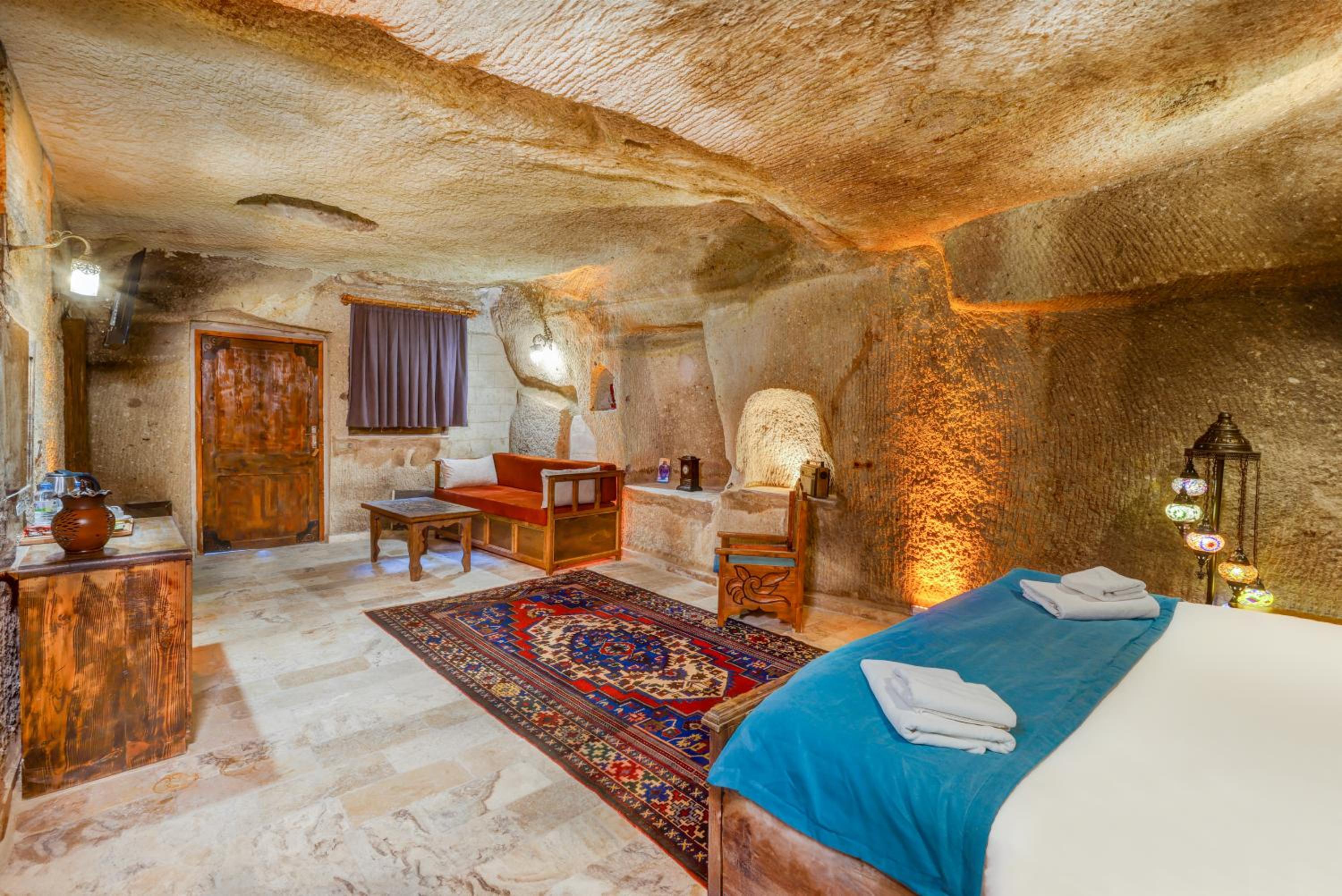 Deluxe Double Room with Bath - Photo 7