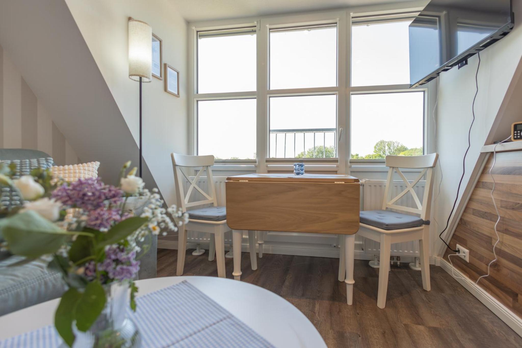 One-Bedroom Apartment with Balcony and Water View photo 3