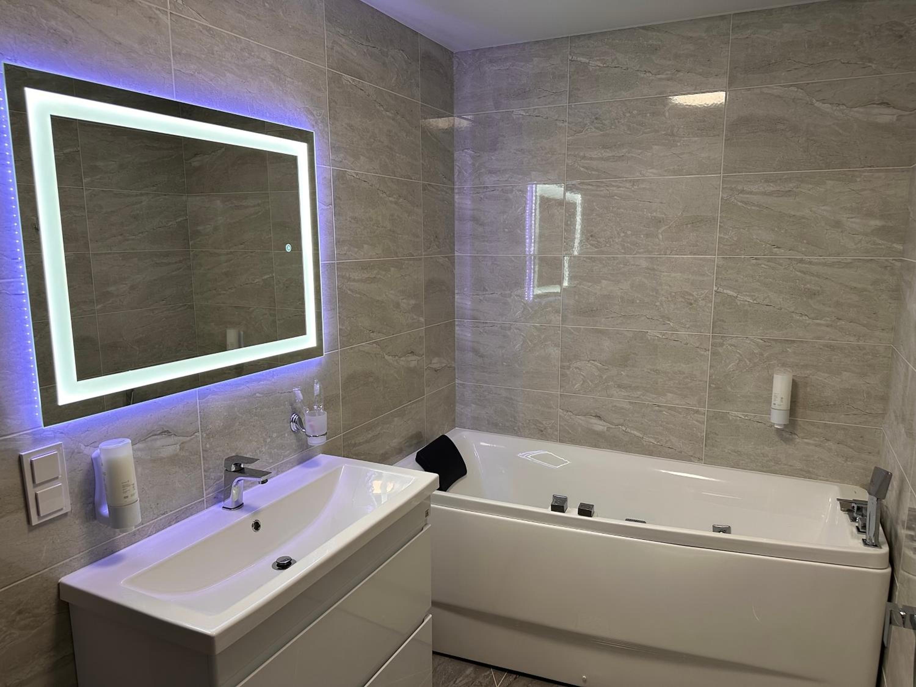 Suite with Hot Tub photo 1