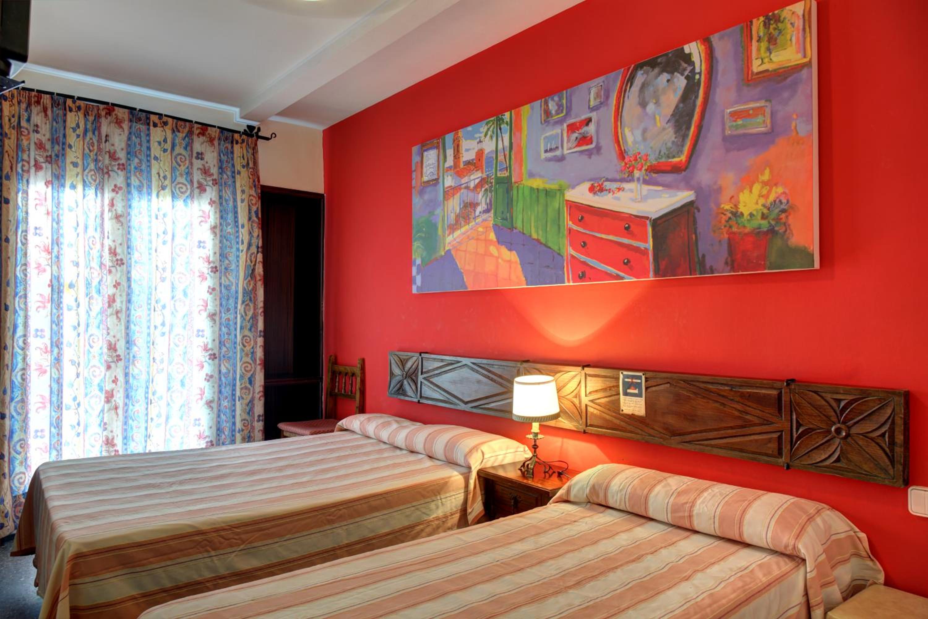 Double or Twin Room with Balcony - Photo 9