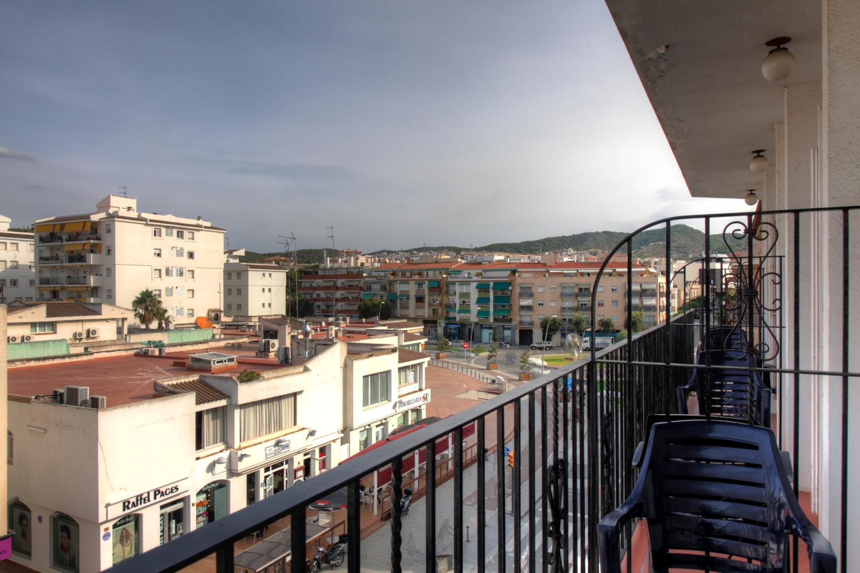 Double or Twin Room with Balcony - Photo 8