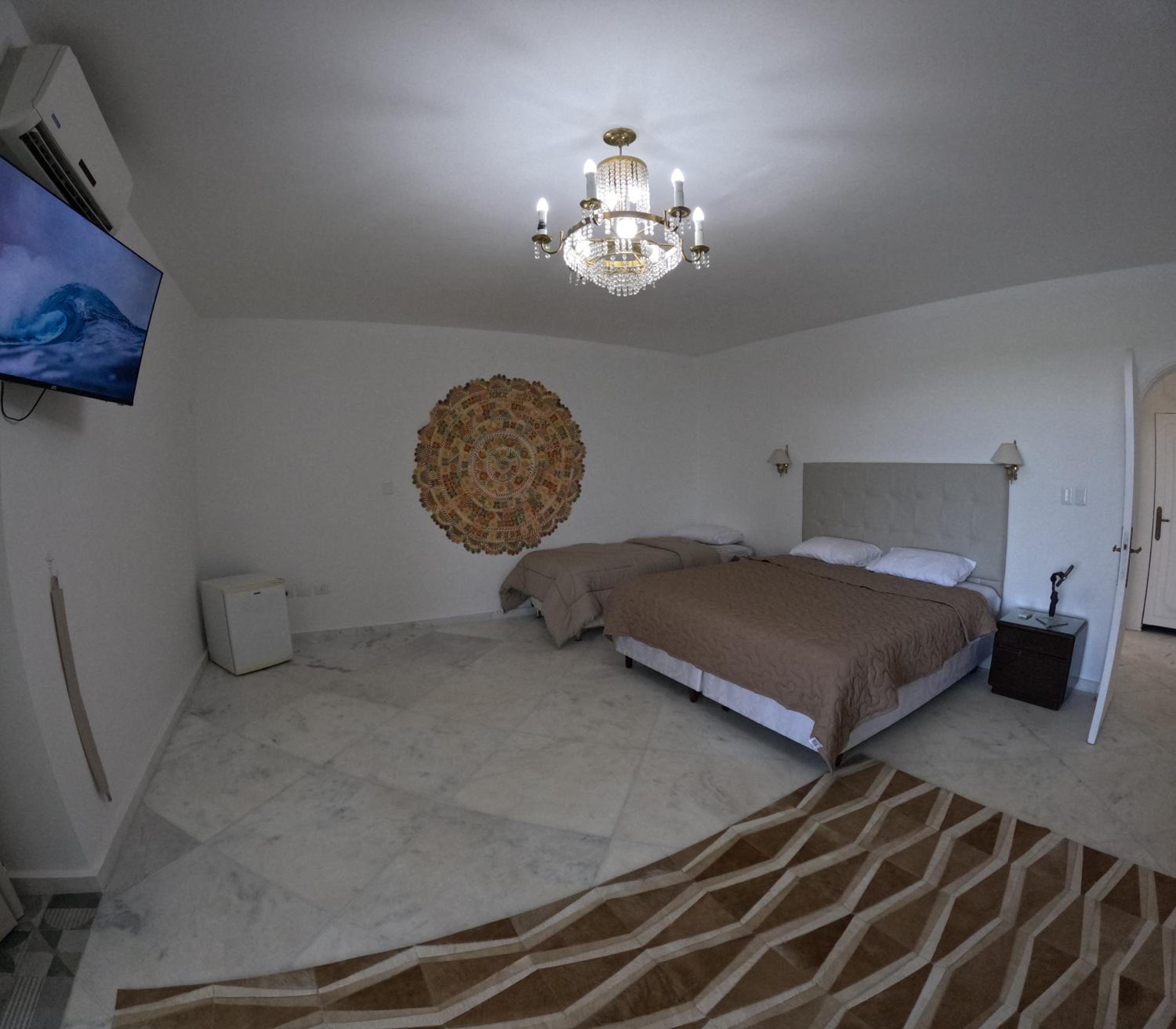 Family Room with Lake View photo 1