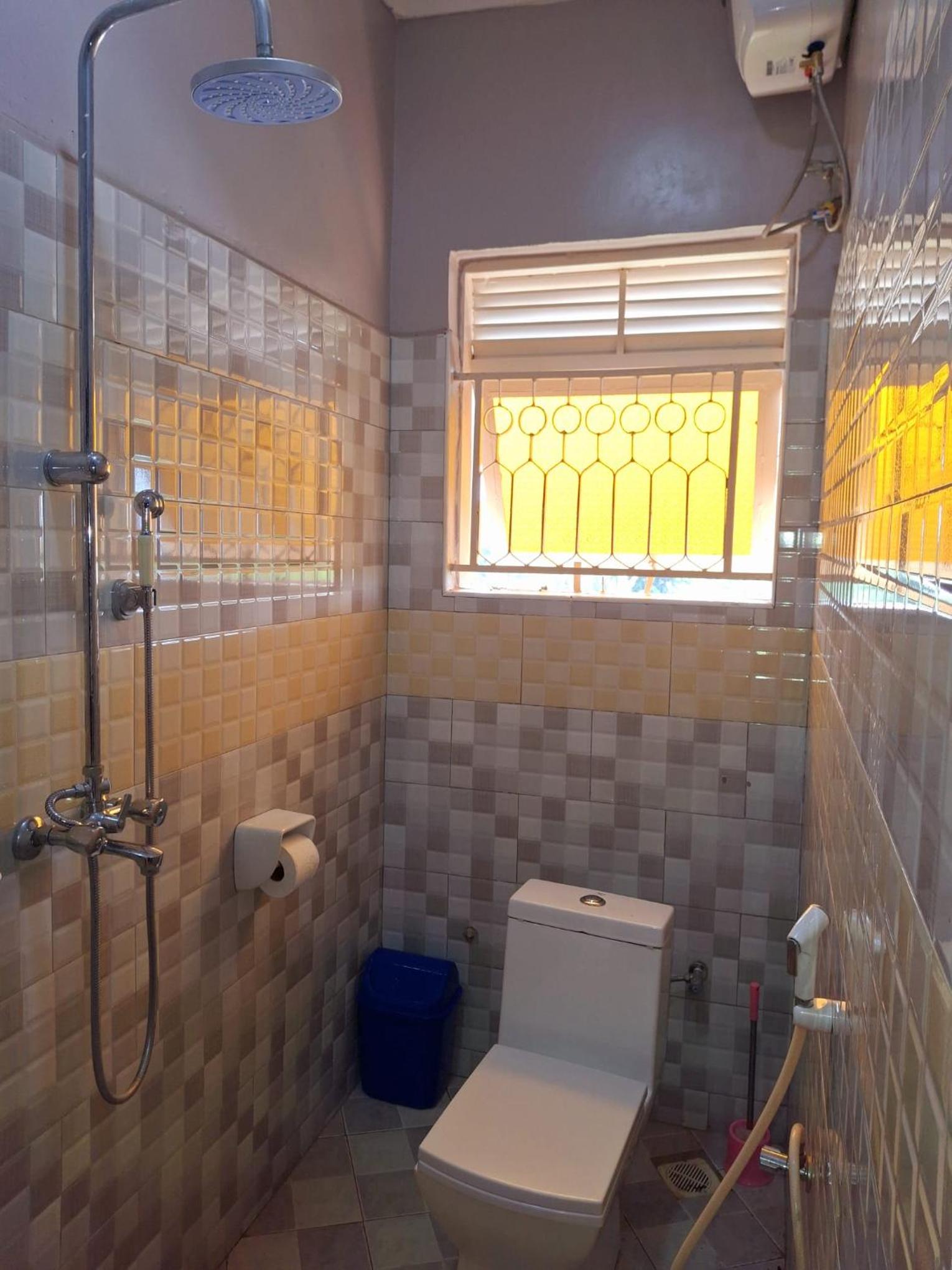 Family Room with Bathroom photo 3