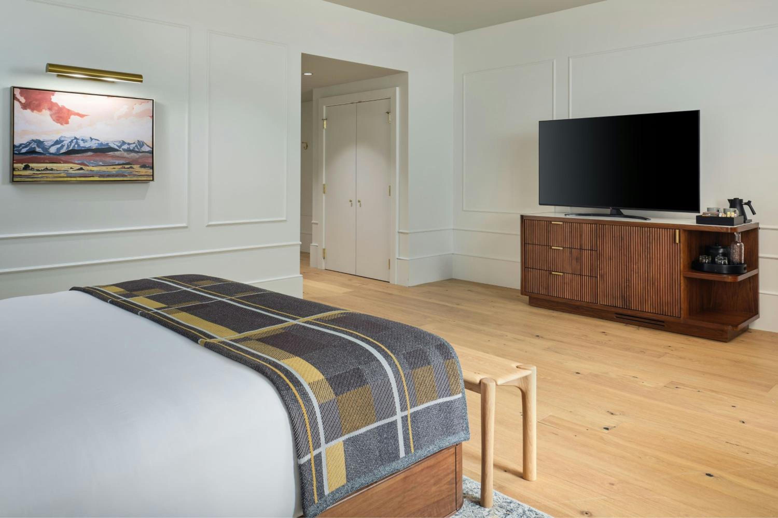 Junior King Suite with City View - Photo 4