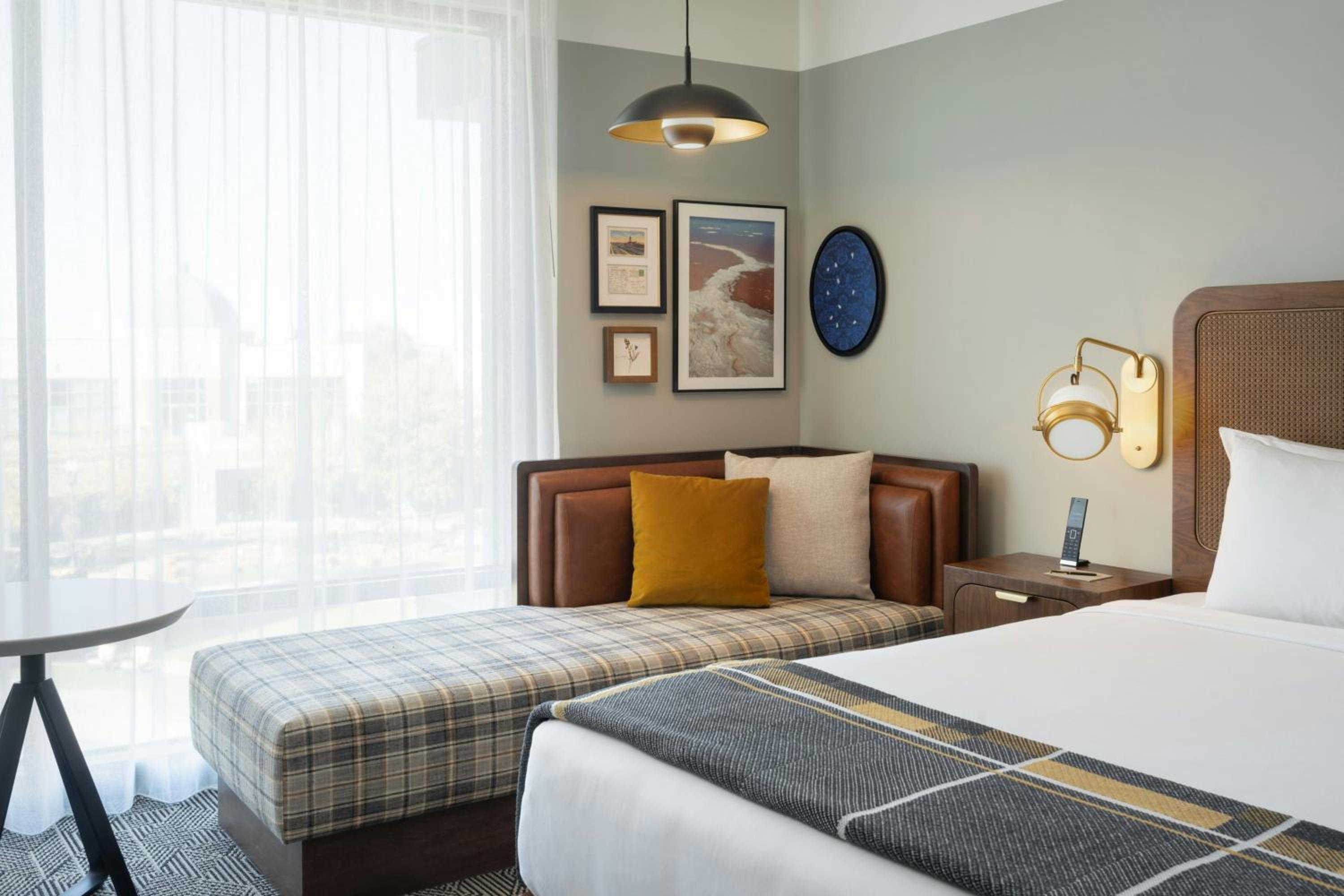 Classic King Room with Gateway View - Photo 6