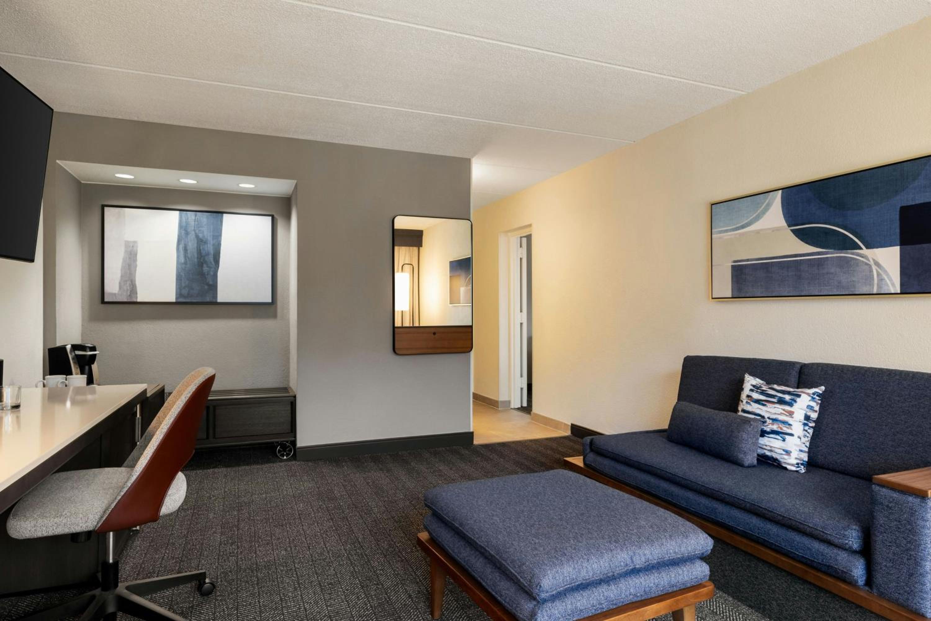 One-Bedroom King Suite - Photo 3