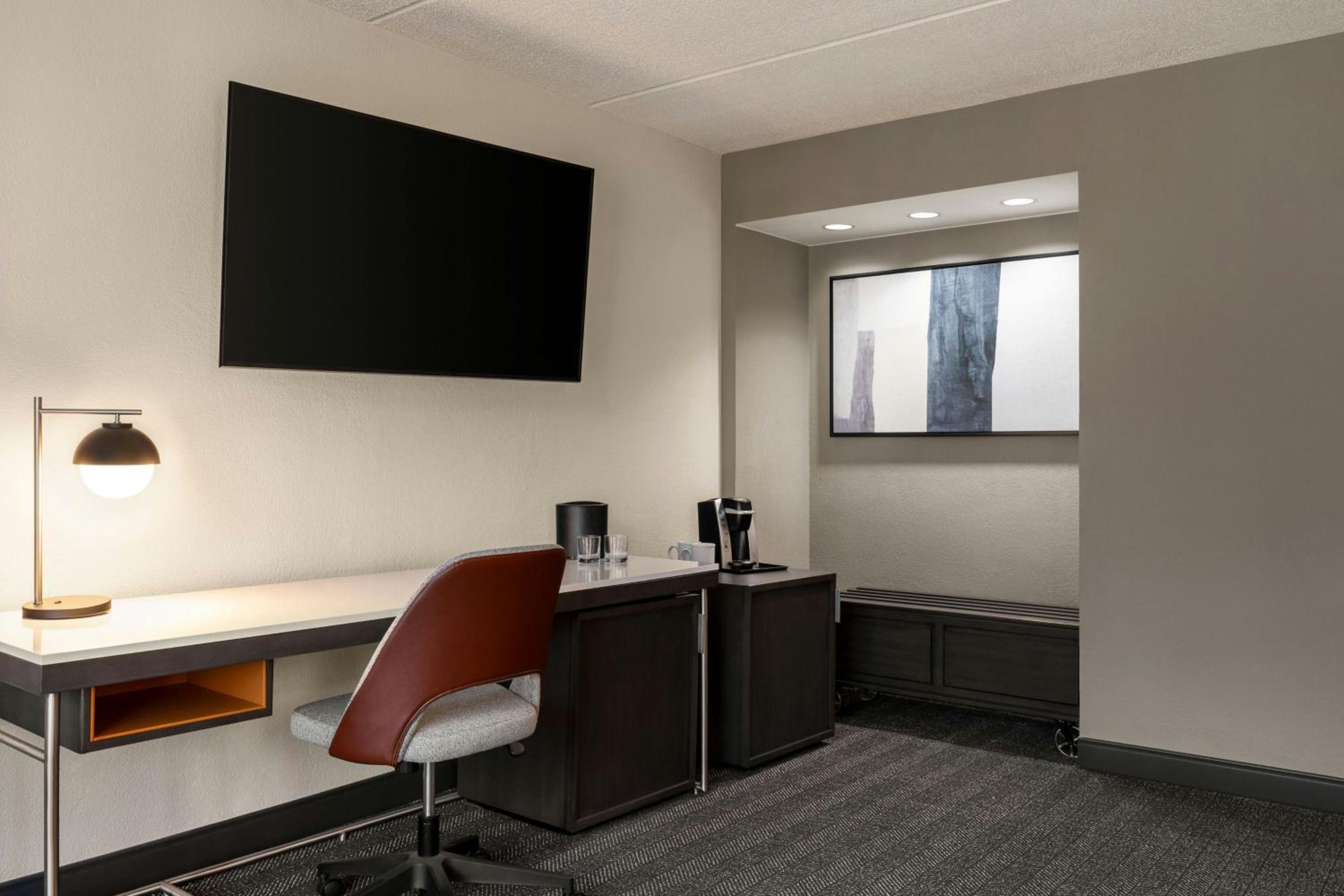 One-Bedroom King Suite - Photo 4