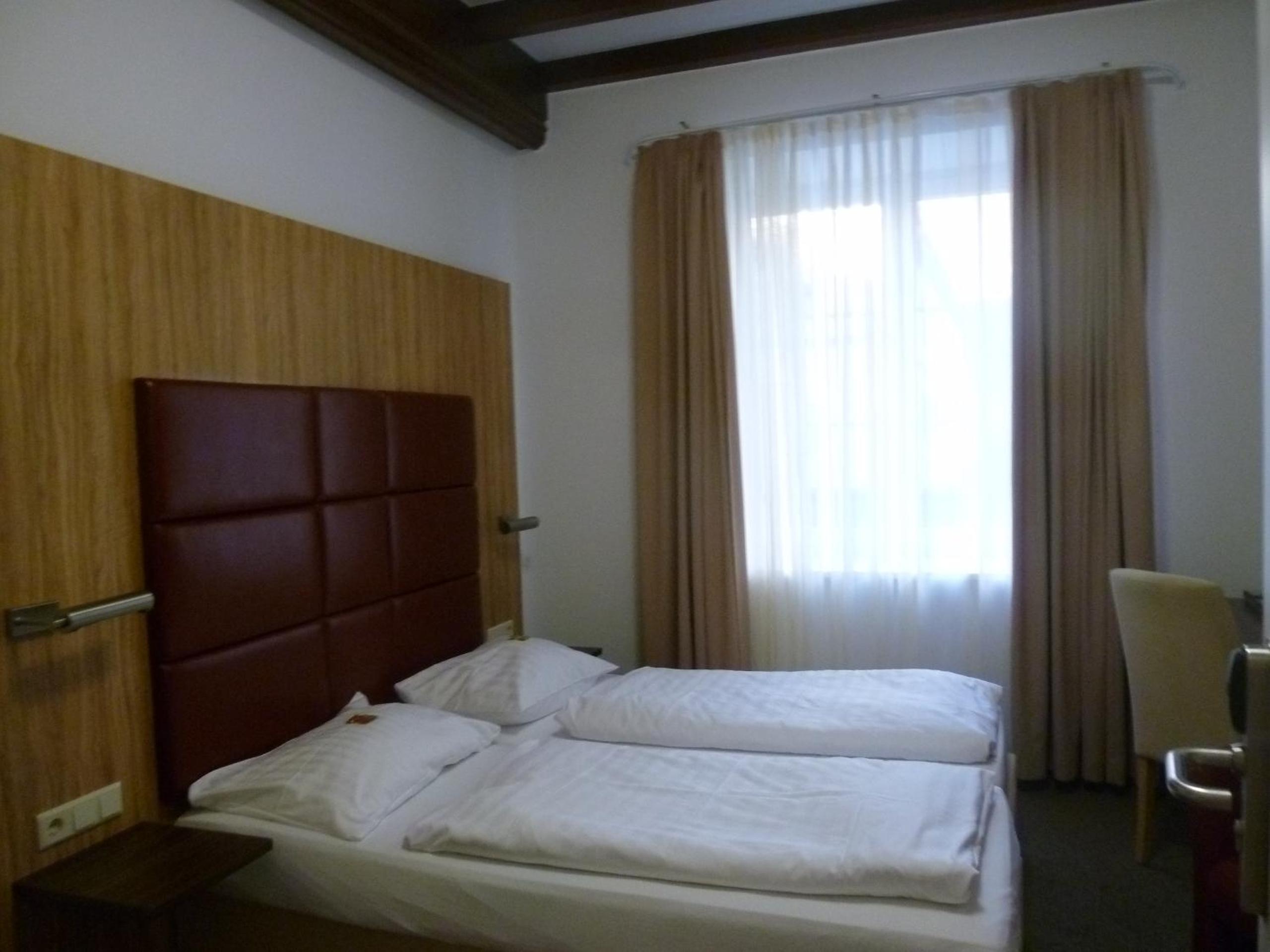 Small Double Room - Photo 9