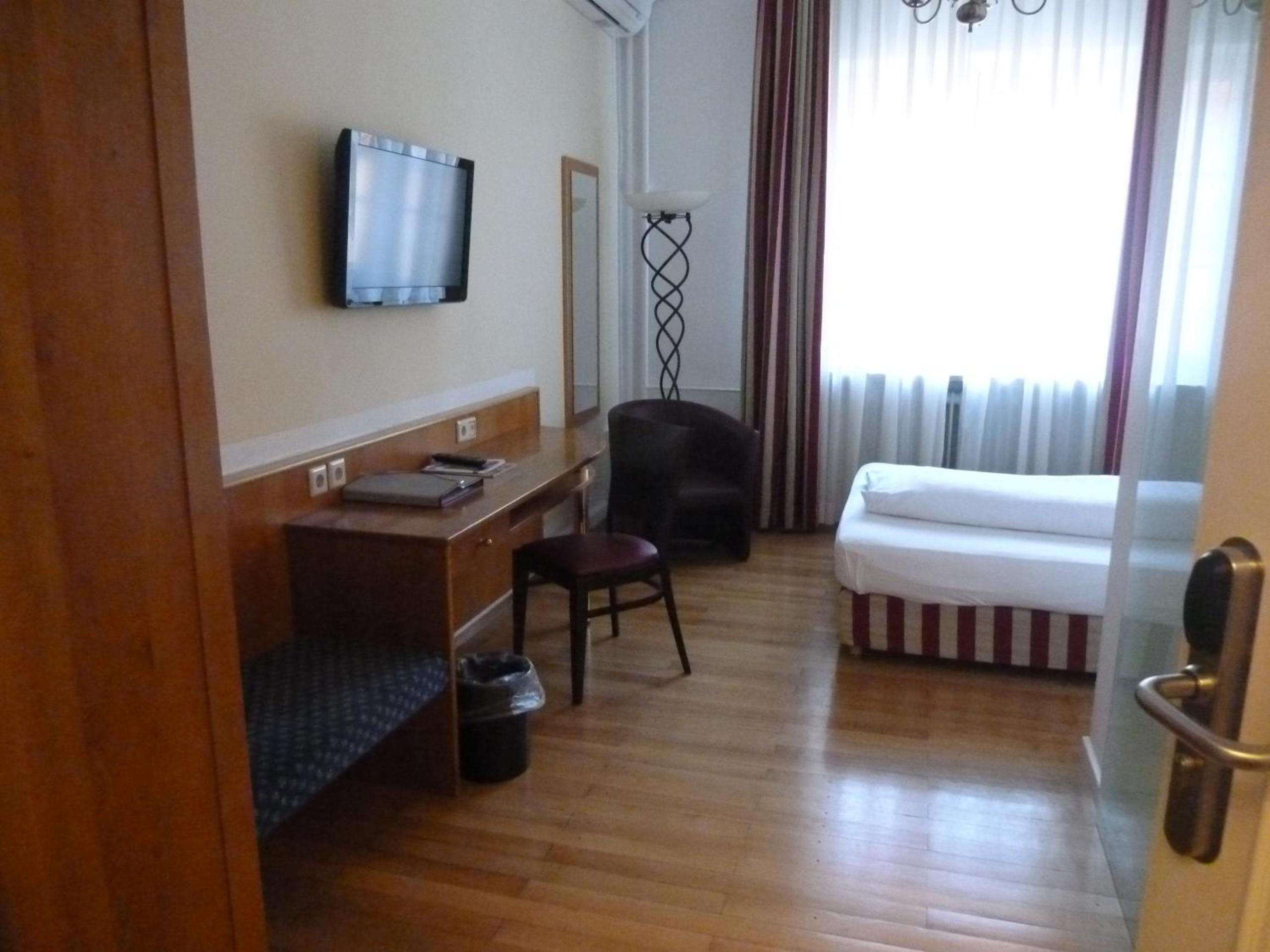 Small Double Room - Photo 10