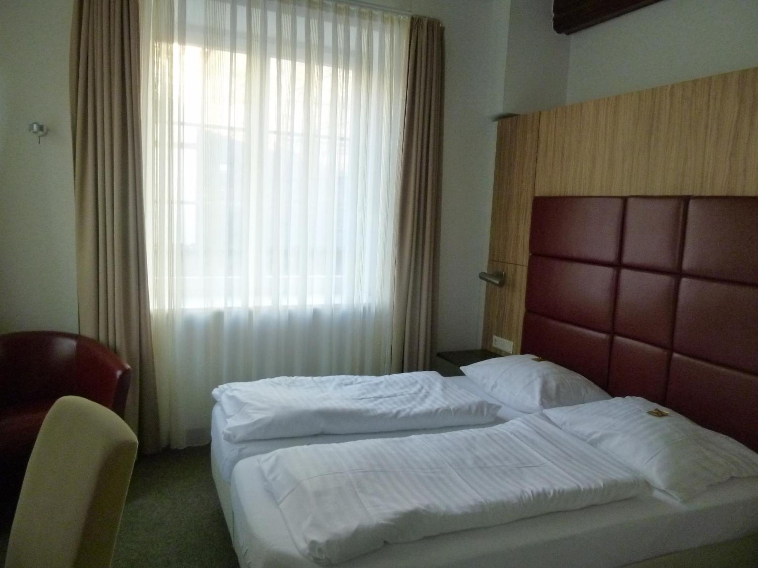 Small Double Room - Photo 11