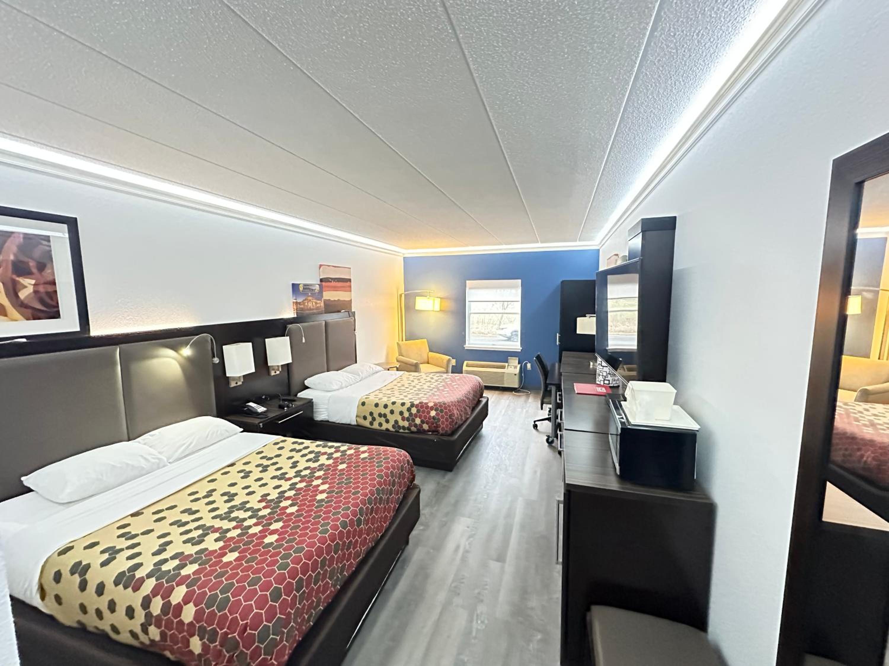 Queen Room with Two Queen Beds - Non-Smoking - Photo 3