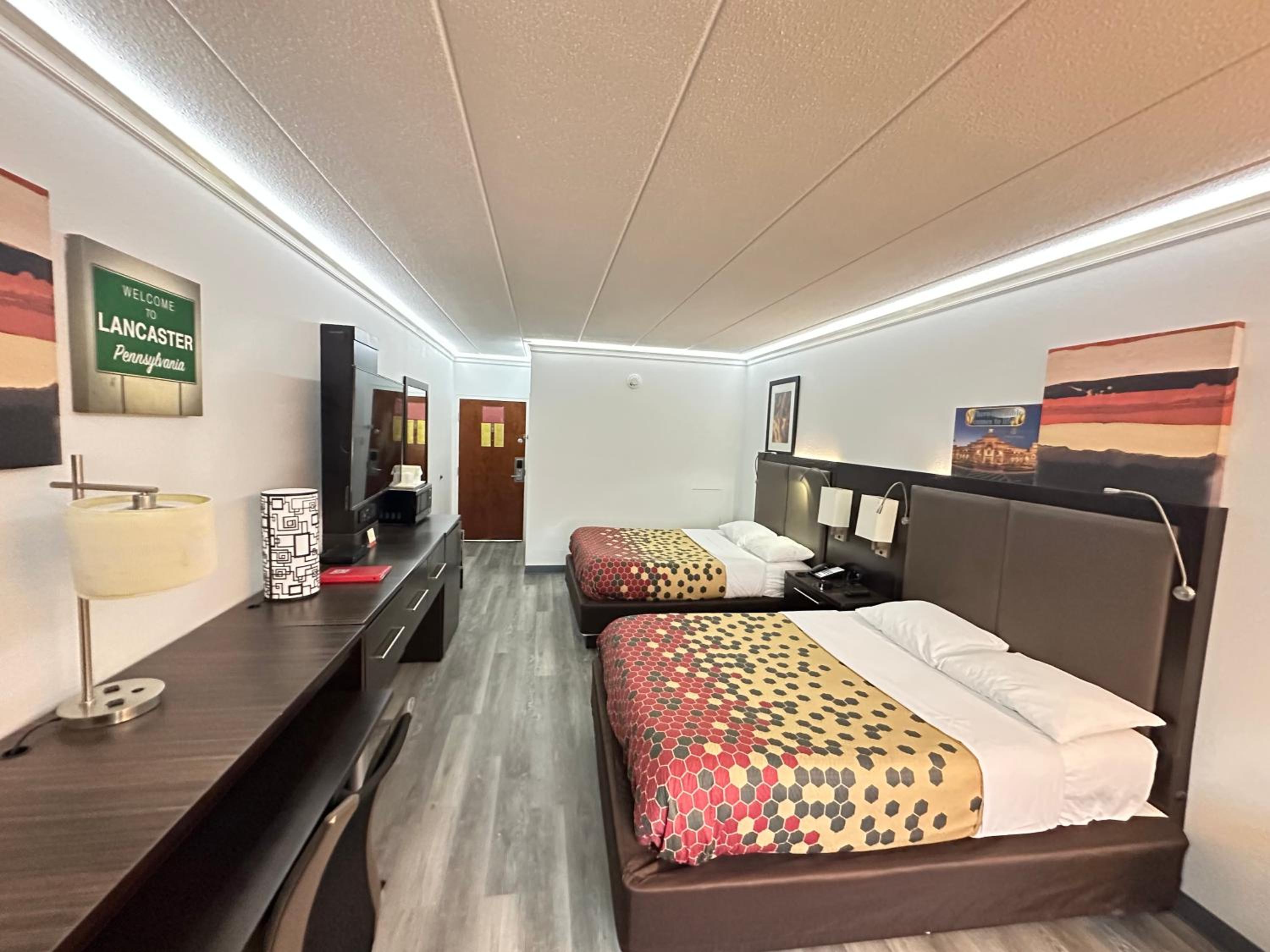 Queen Room with Two Queen Beds - Non-Smoking - Photo 5