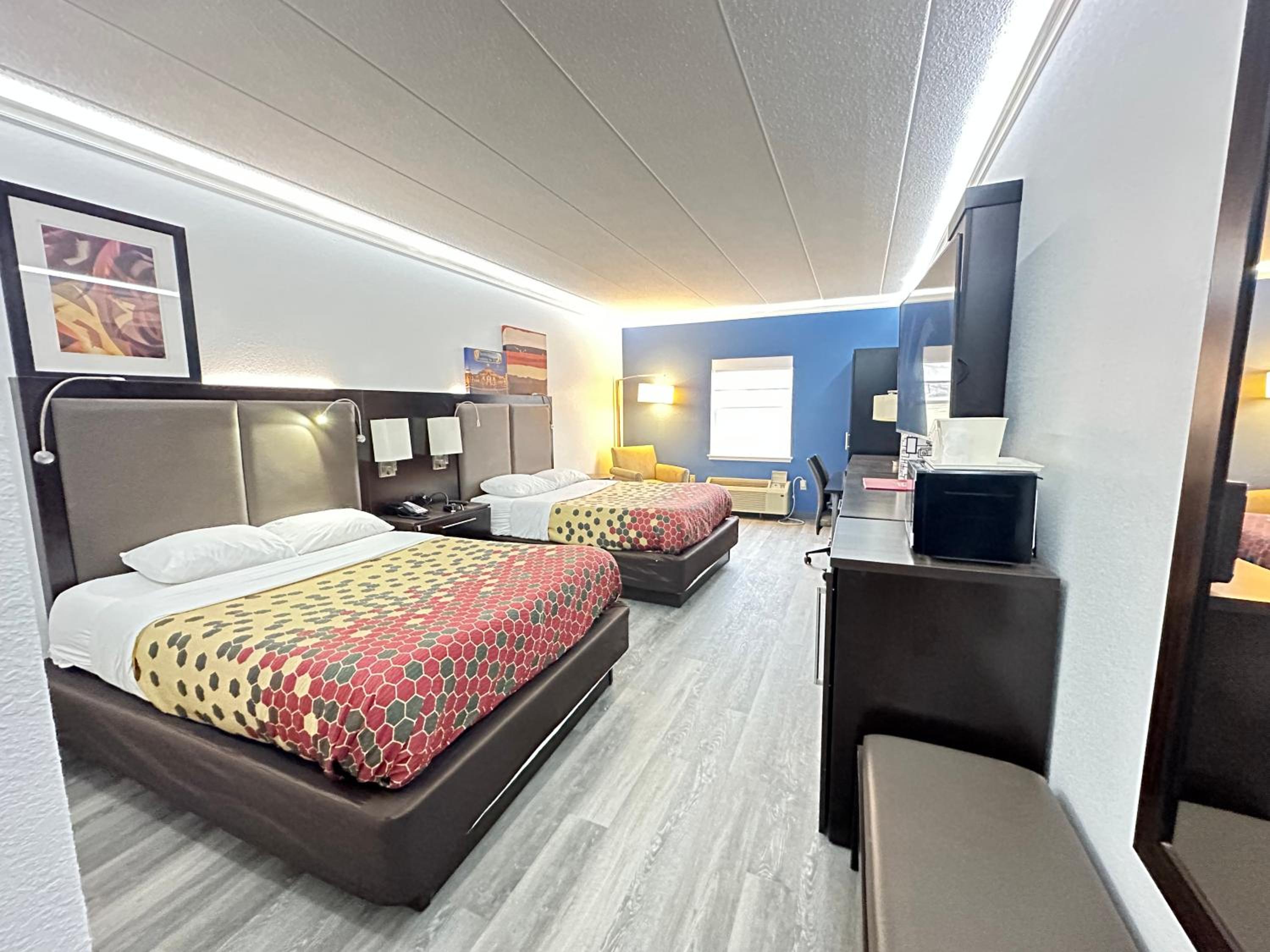 Queen Room with Two Queen Beds - Non-Smoking - Photo 4