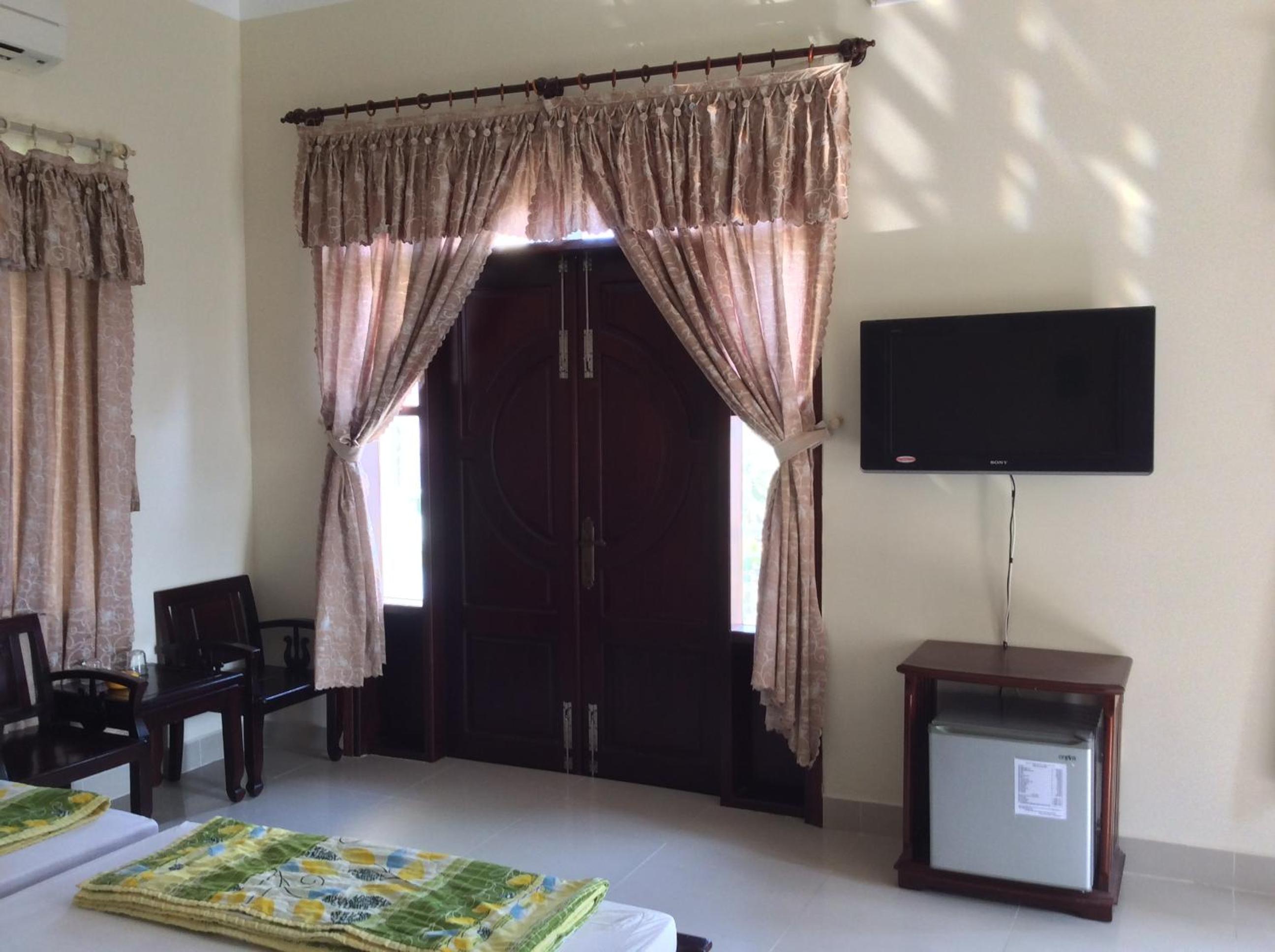 Family Room with Balcony - Photo 3